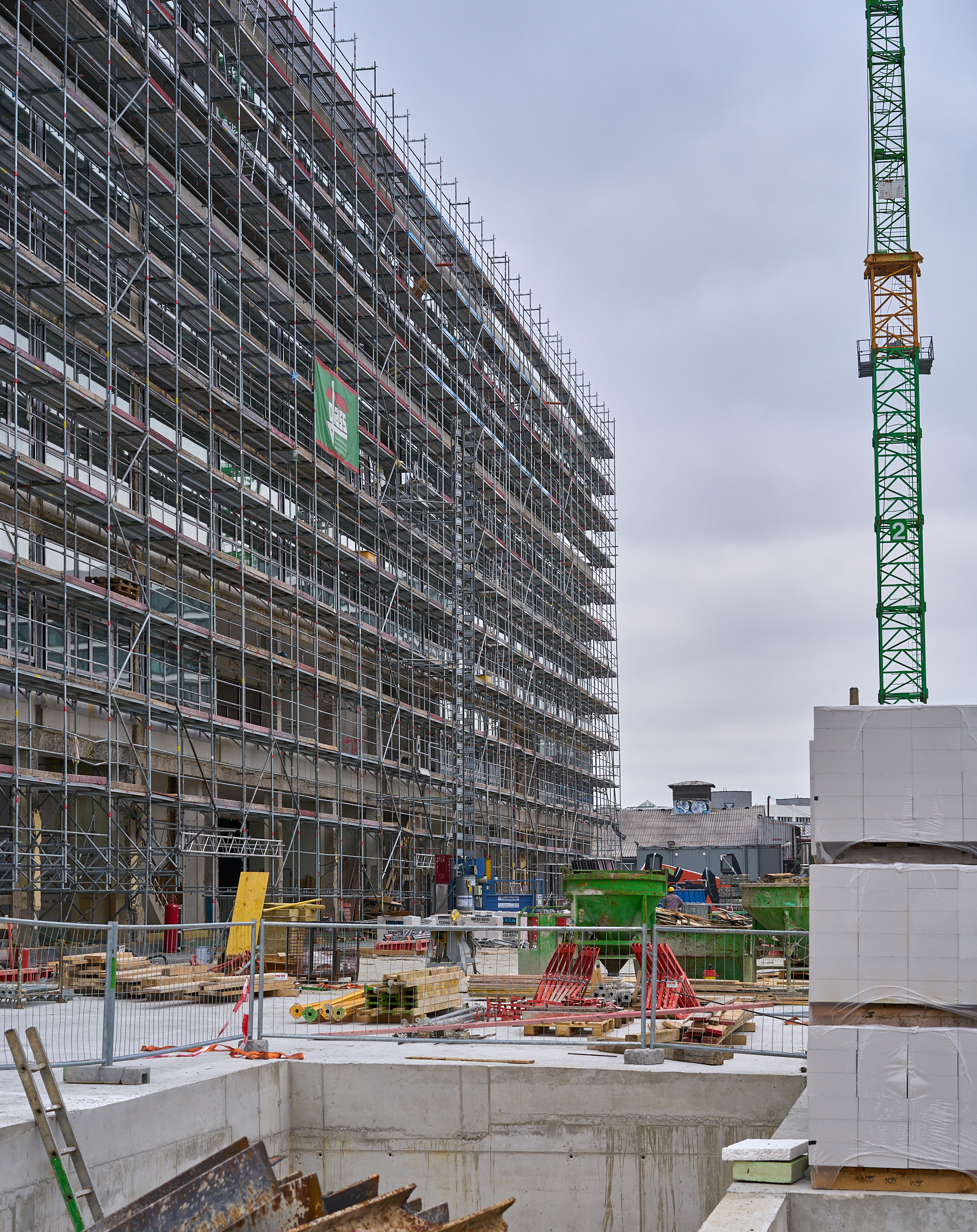 09.09.2015 - Das ATLAS-Gebäude hat noch seine alte Fassade. WERK 3 entsteht.