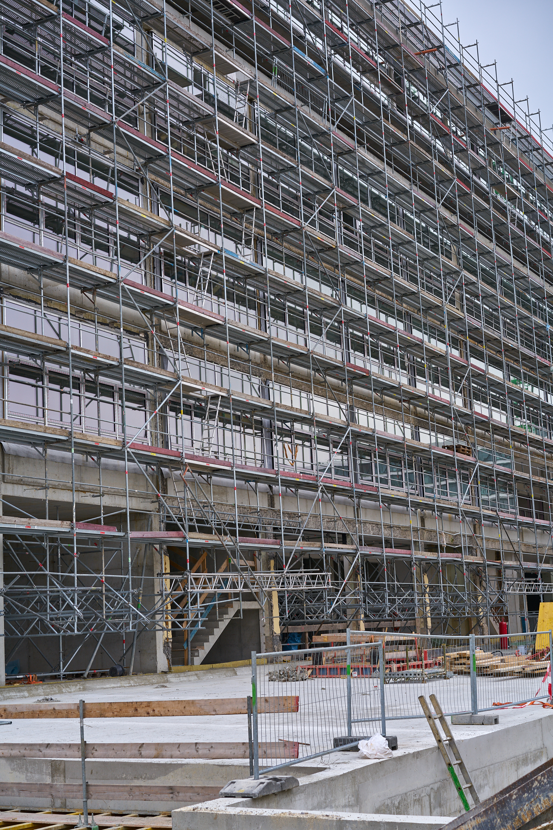 09.09.2015 - Das ATLAS-Gebäude hat noch seine alte Fassade. WERK 3 entsteht.
