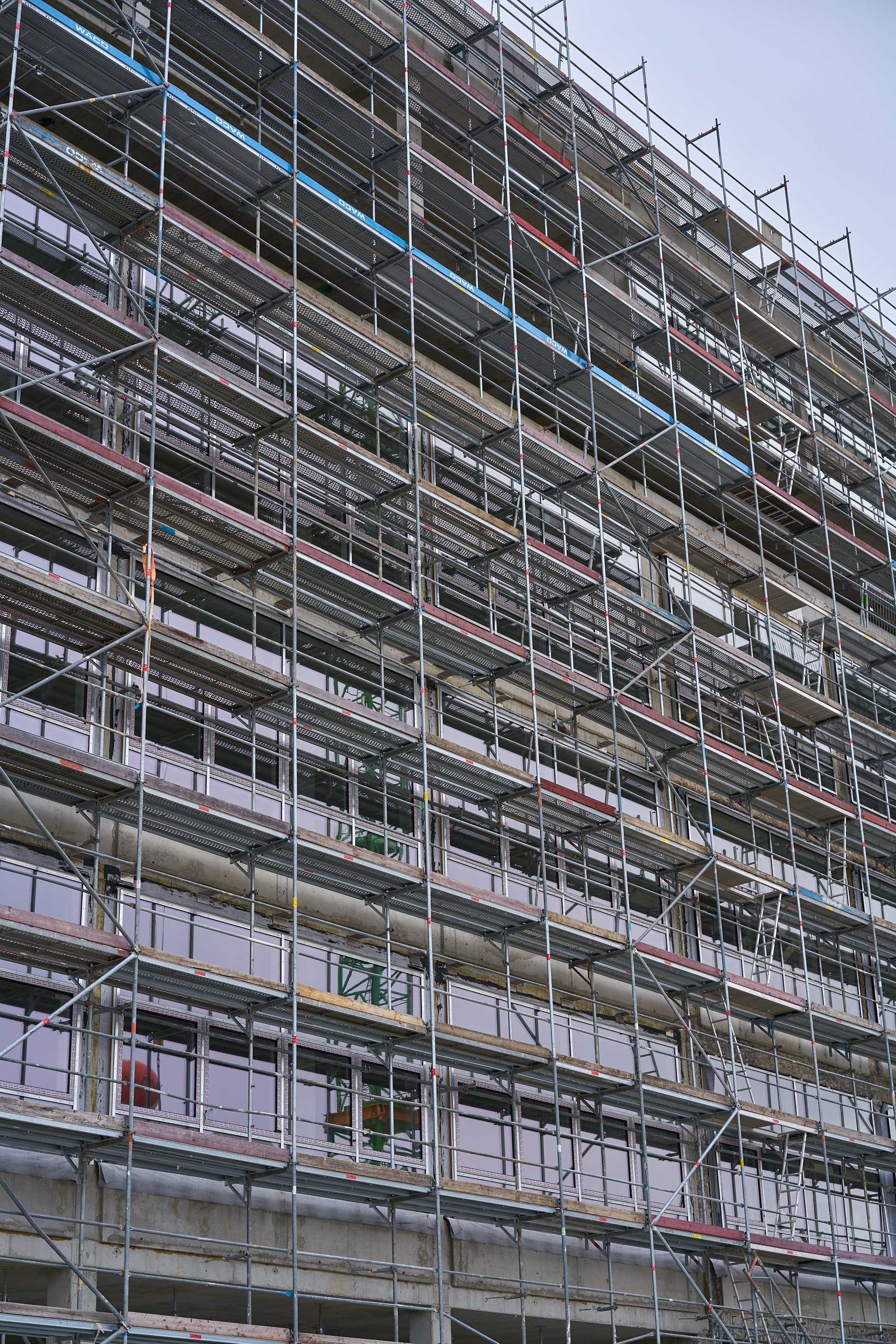 09.09.2015 - Das ATLAS-Gebäude hat noch seine alte Fassade. WERK 3 entsteht.