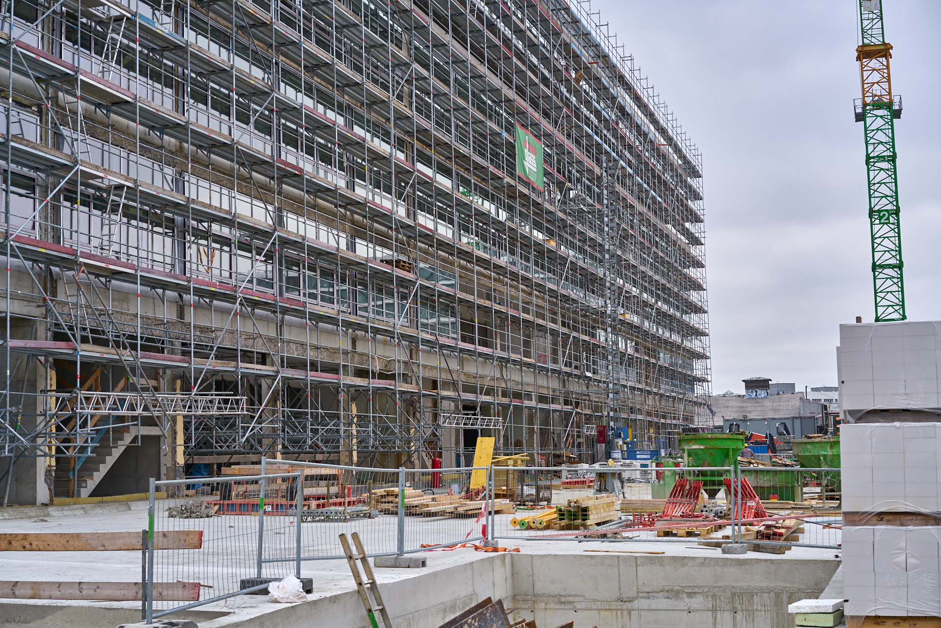 09.09.2015 - Das ATLAS-Gebäude hat noch seine alte Fassade. WERK 3 entsteht.