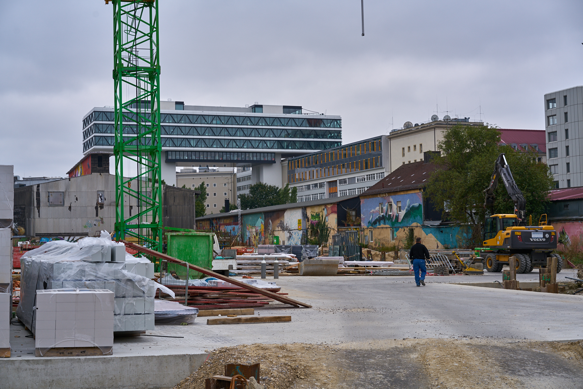 09.09.2015 - Das ATLAS-Gebäude hat noch seine alte Fassade. WERK 3 entsteht.
