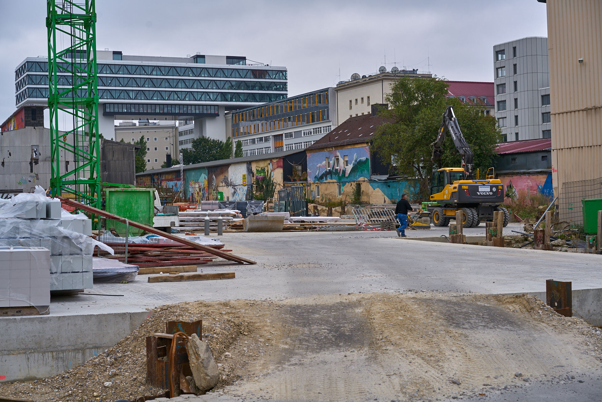 09.09.2015 - Das ATLAS-Gebäude hat noch seine alte Fassade. WERK 3 entsteht.