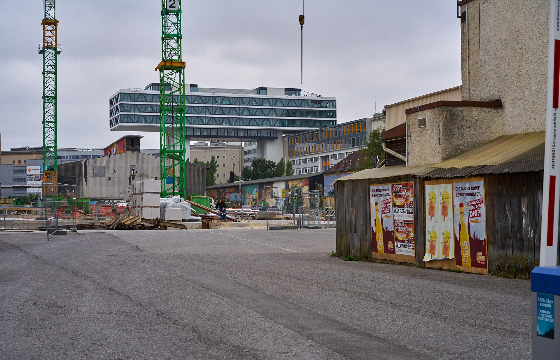 09.09.2015 - Das ATLAS-Gebäude hat noch seine alte Fassade. WERK 3 entsteht.