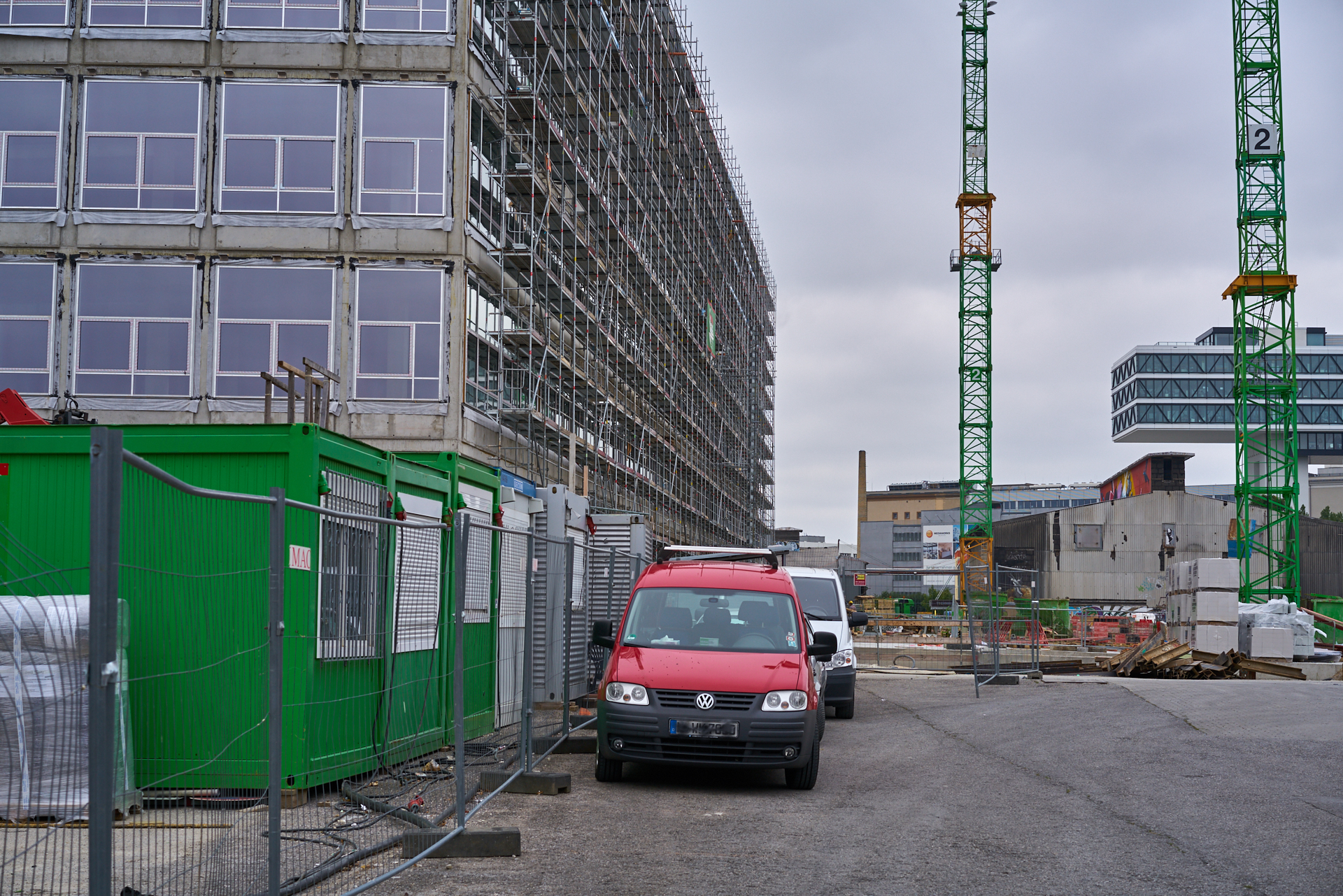 09.09.2015 - Das ATLAS-Gebäude hat noch seine alte Fassade. WERK 3 entsteht.