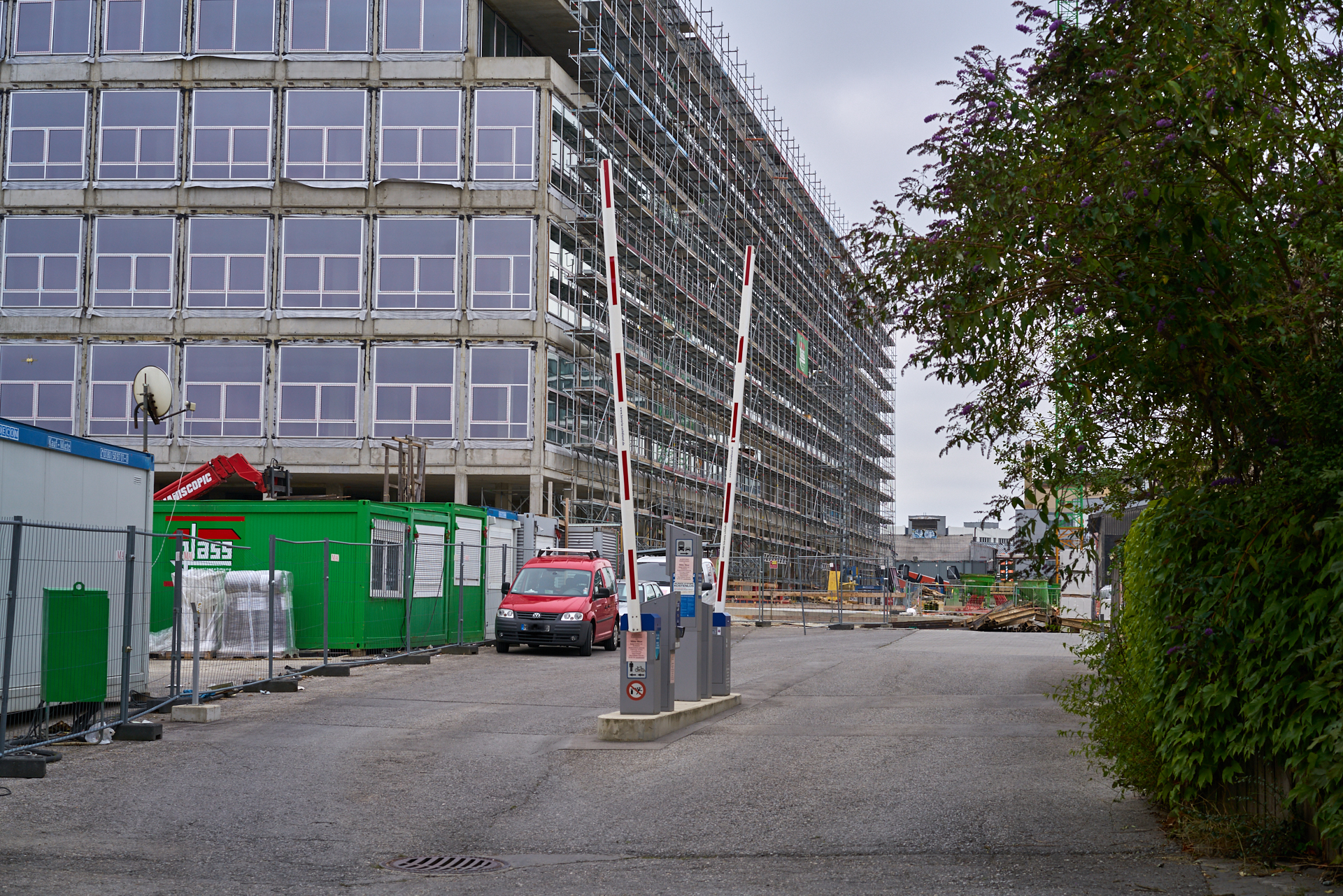 09.09.2015 - Das ATLAS-Gebäude hat noch seine alte Fassade. WERK 3 entsteht.
