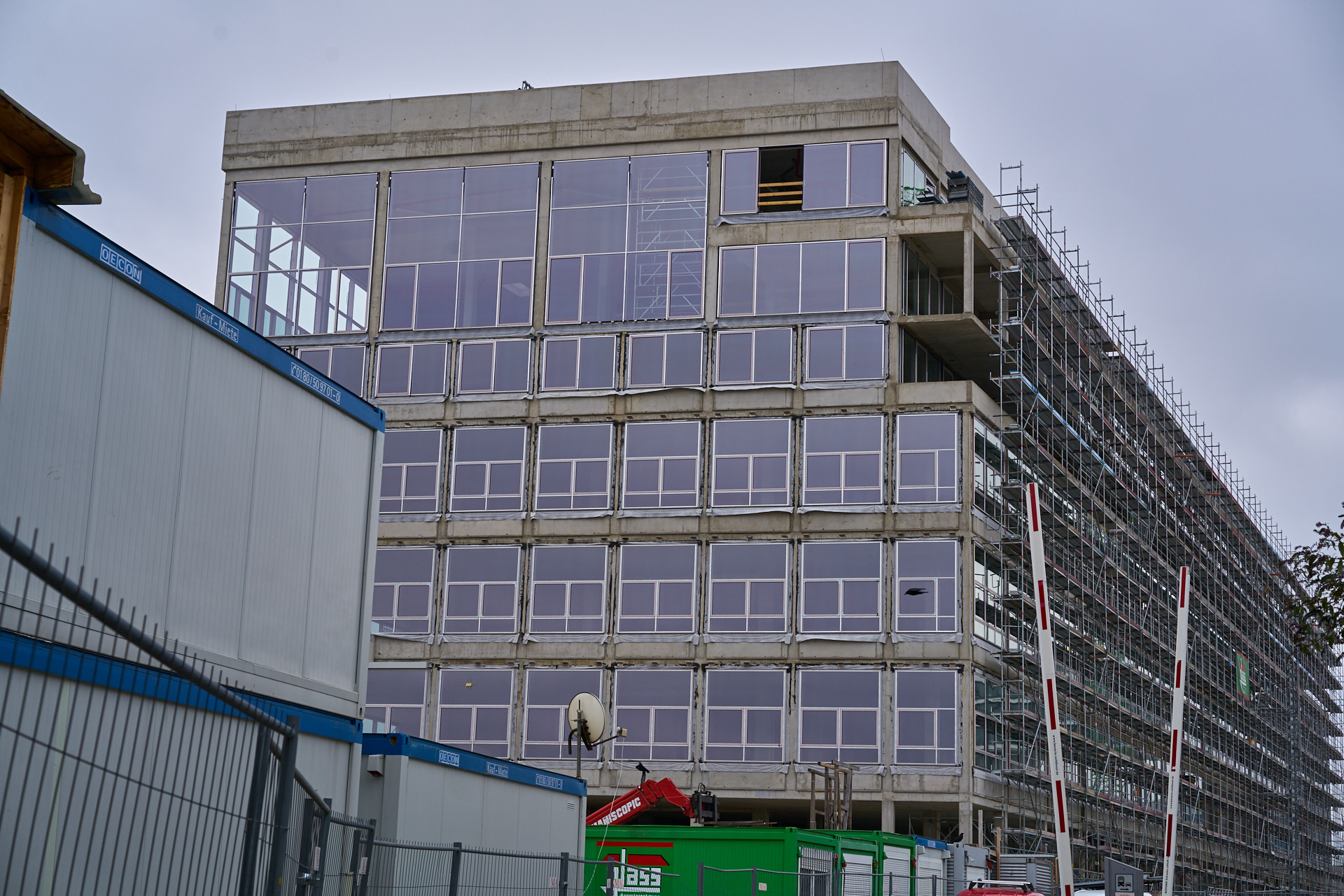 09.09.2015 - Das ATLAS-Gebäude hat noch seine alte Fassade. WERK 3 entsteht.