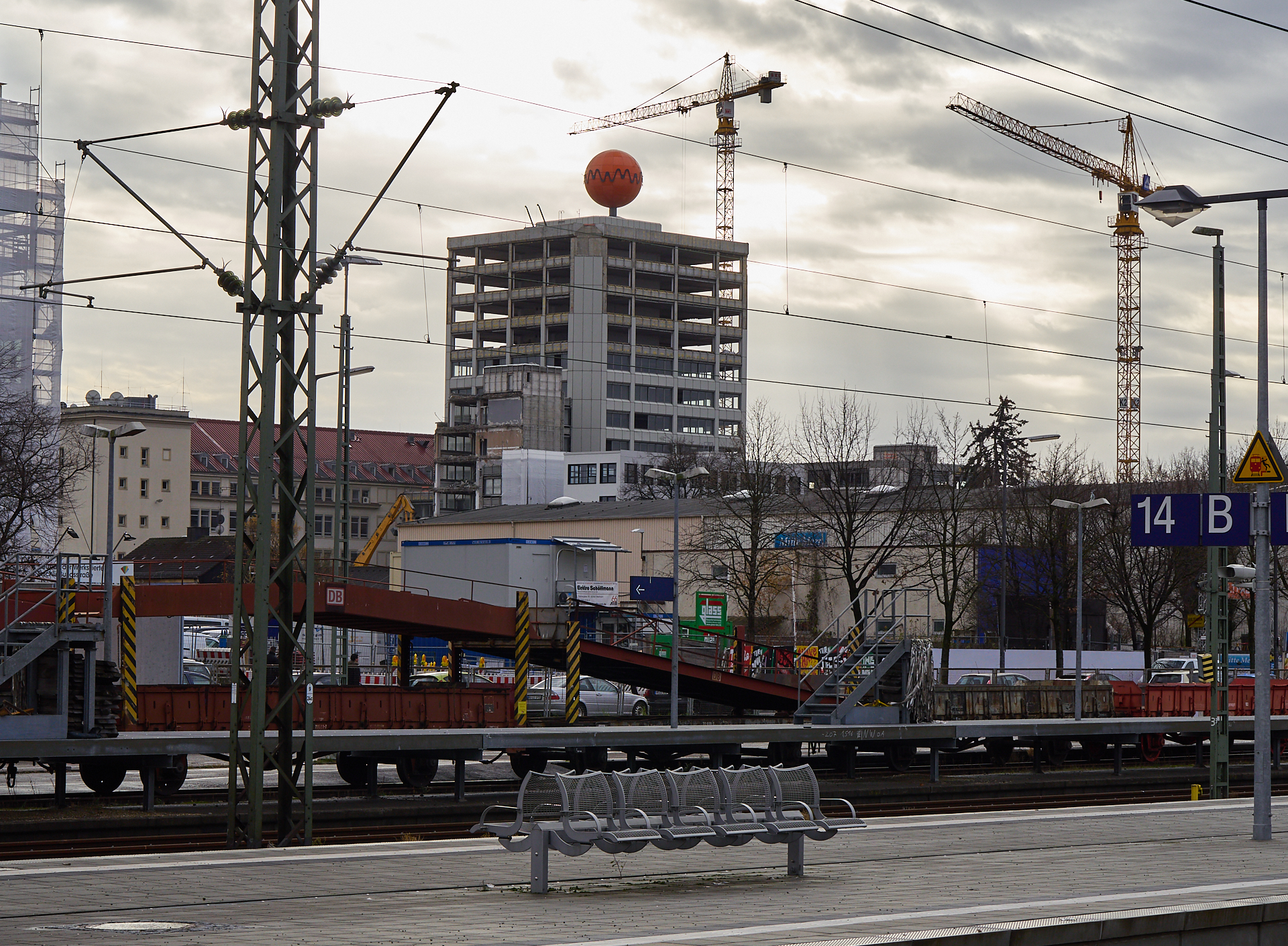 18.12.2018 - Die Fassaden am ATLAS Bürohochhaus wird entfernt