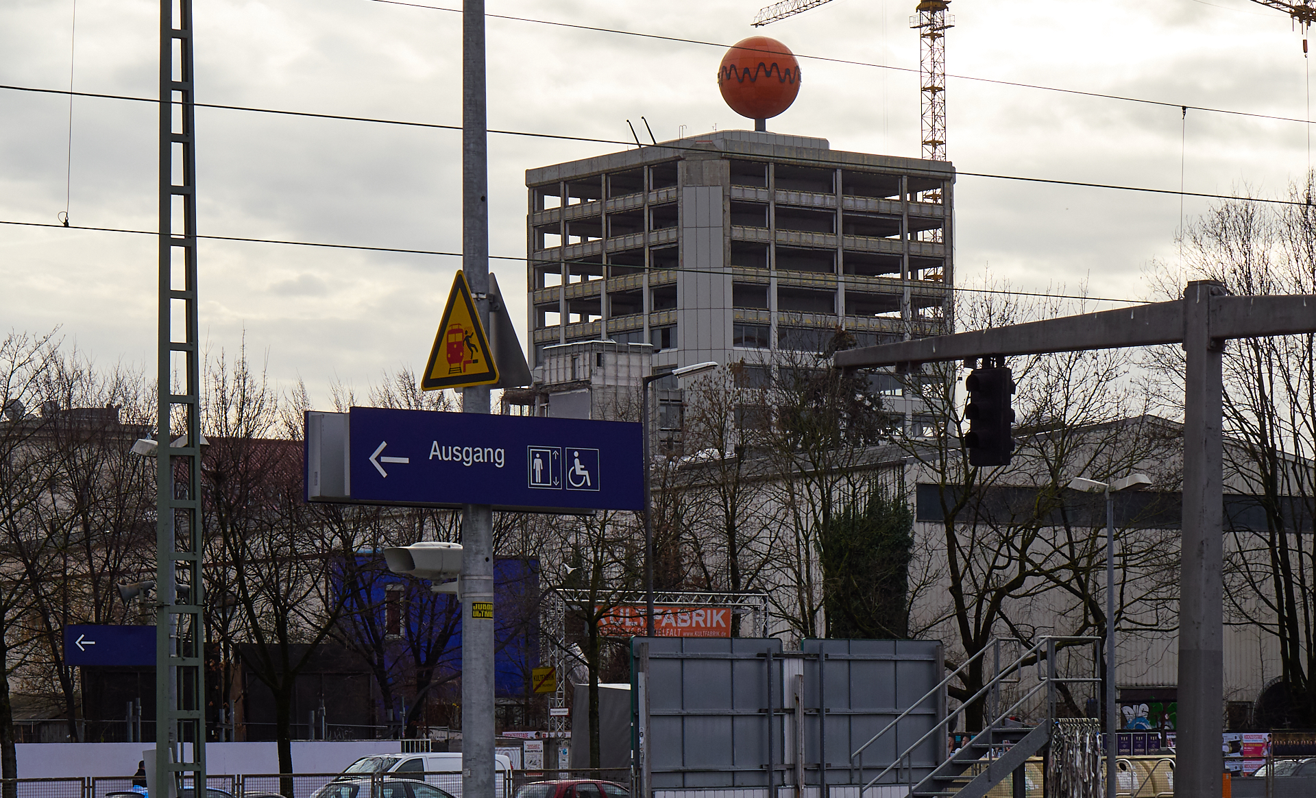 18.12.2018 - Die Fassaden am ATLAS Bürohochhaus wird entfernt