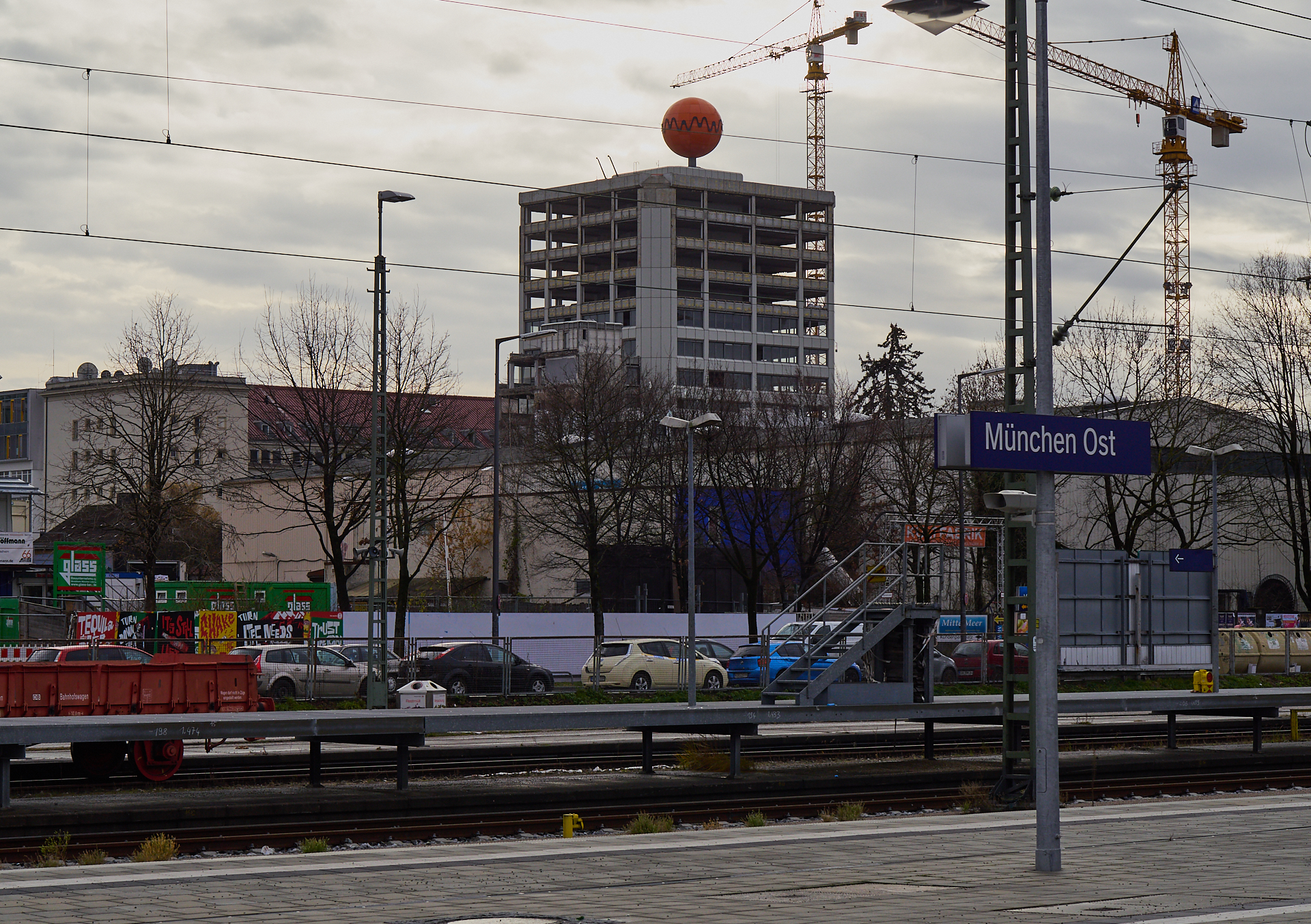 18.12.2018 - Die Fassaden am ATLAS Bürohochhaus wird entfernt