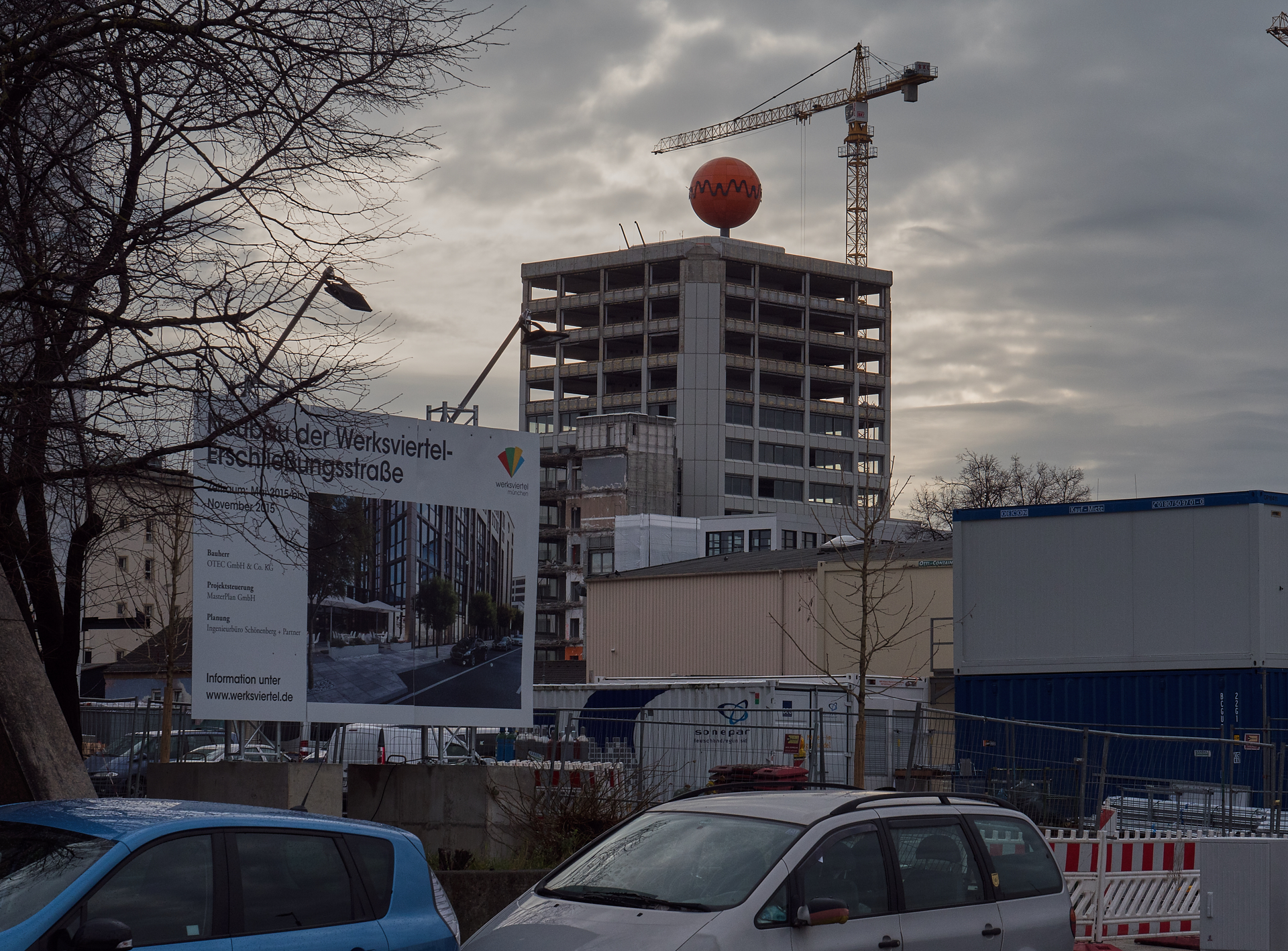 18.12.2018 - Die Fassaden am ATLAS Bürohochhaus wird entfernt
