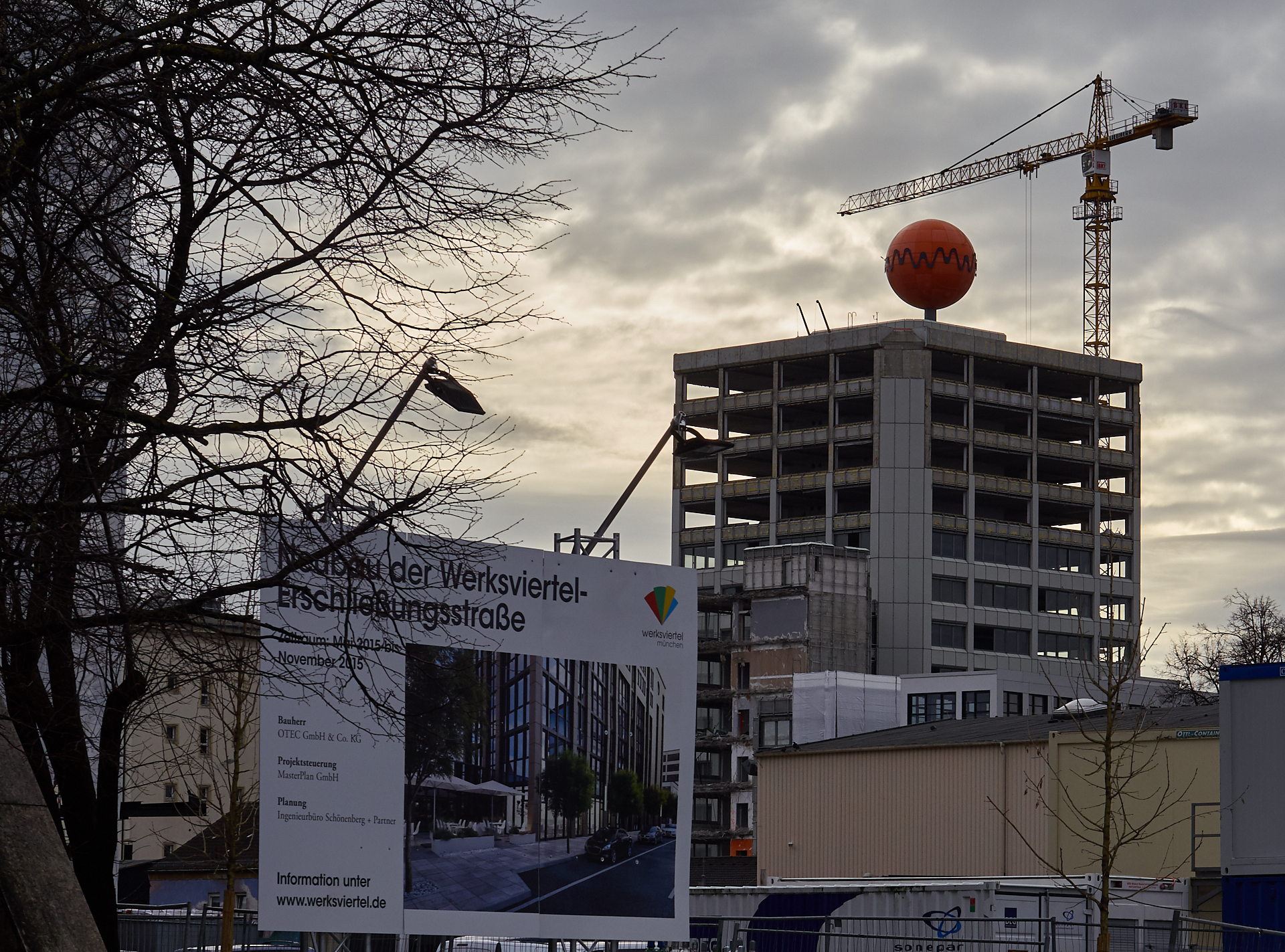 18.12.2018 - Die Fassaden am ATLAS Bürohochhaus wird entfernt