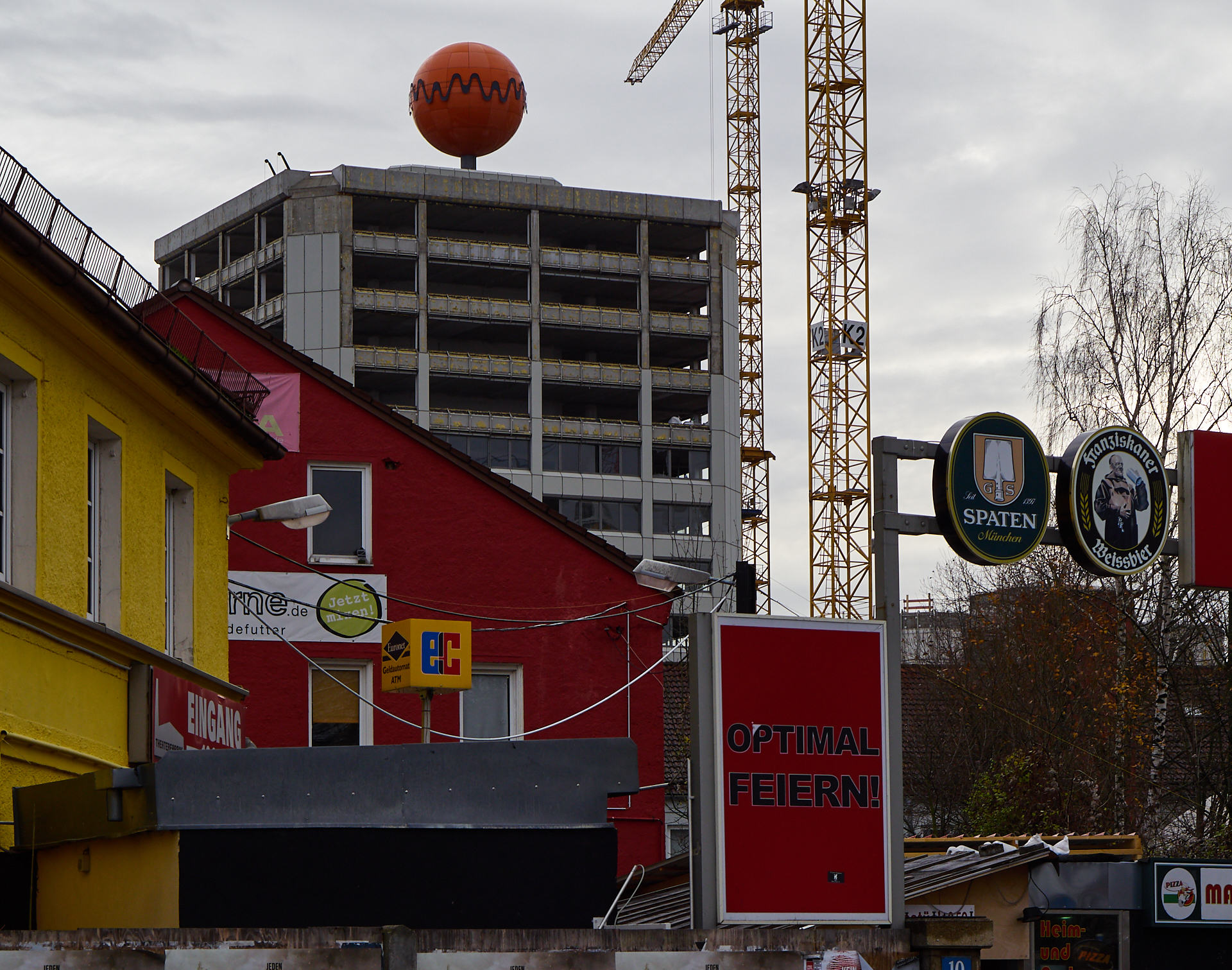 18.12.2018 - Die Fassaden am ATLAS Bürohochhaus wird entfernt
