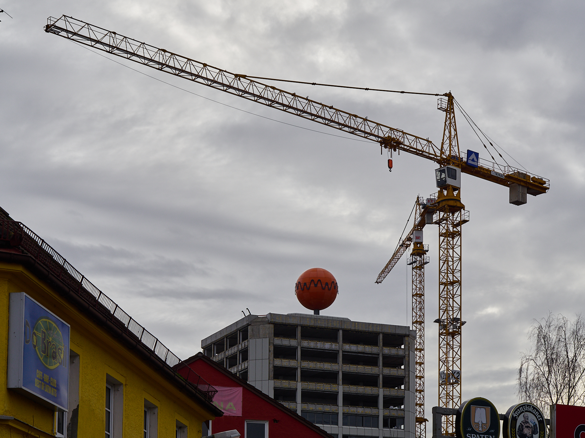 18.12.2018 - Die Fassaden am ATLAS Bürohochhaus wird entfernt