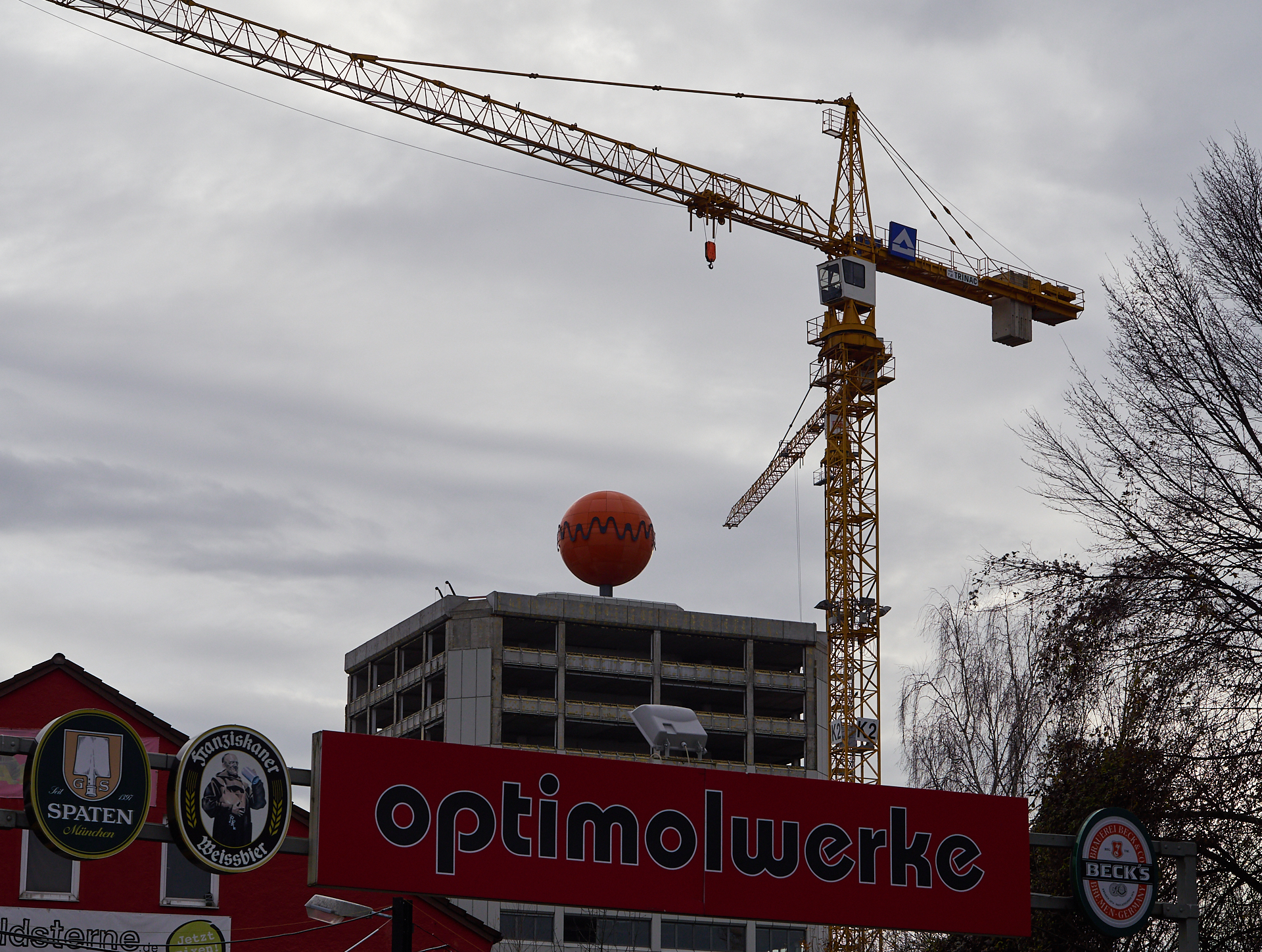 18.12.2018 - Die Fassaden am ATLAS Bürohochhaus wird entfernt