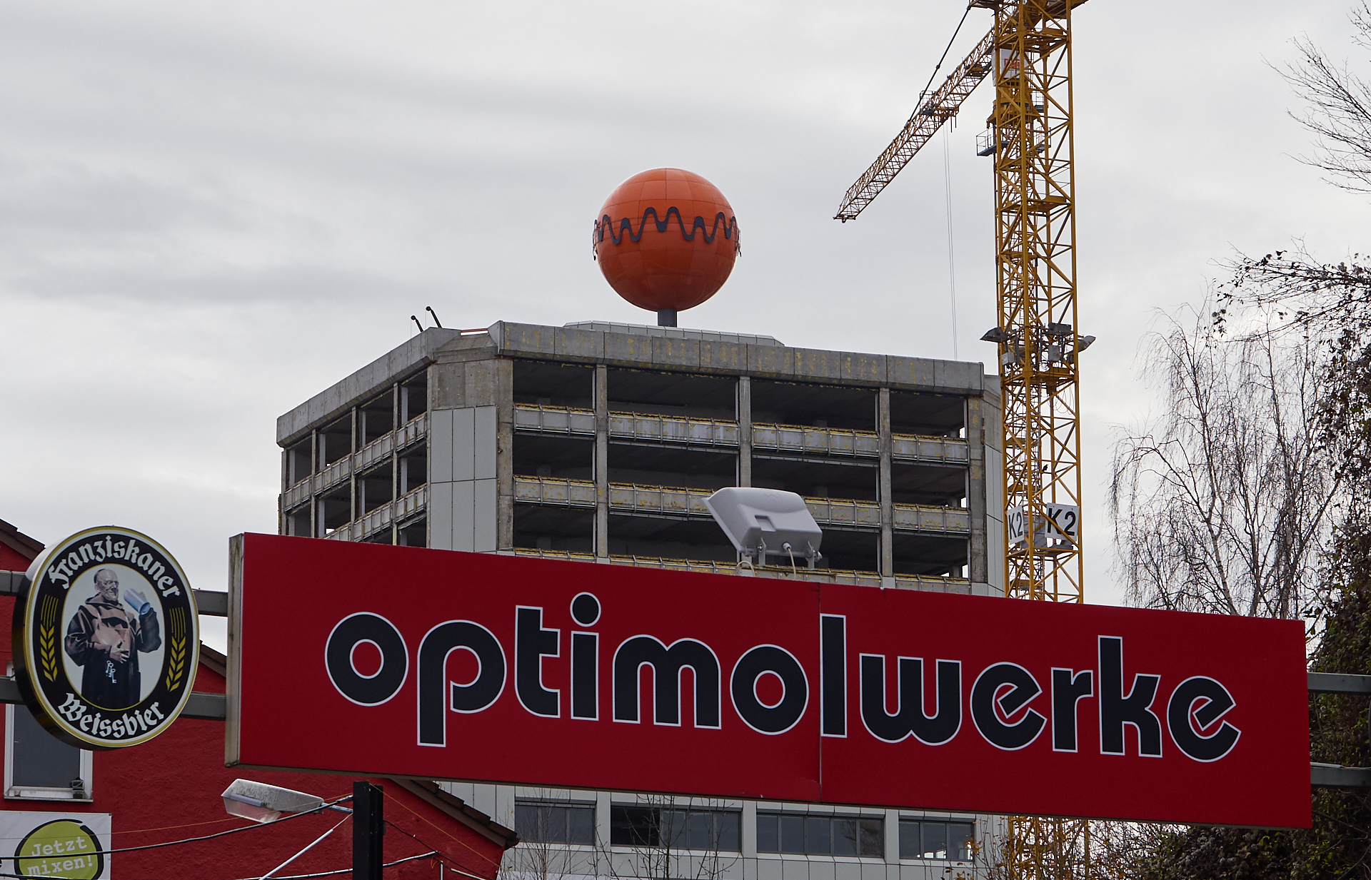 18.12.2018 - Die Fassaden am ATLAS Bürohochhaus wird entfernt
