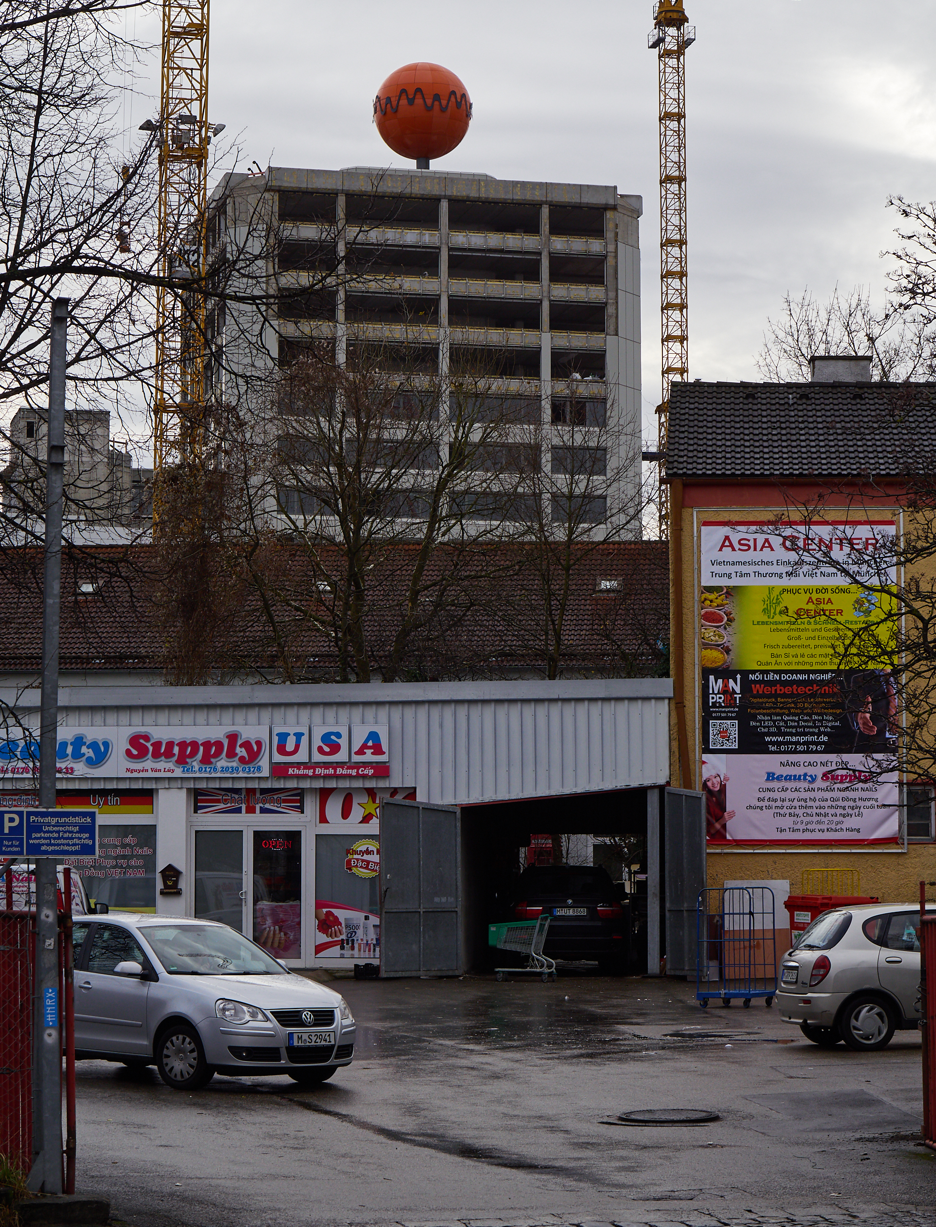 18.12.2018 - Die Fassaden am ATLAS Bürohochhaus wird entfernt