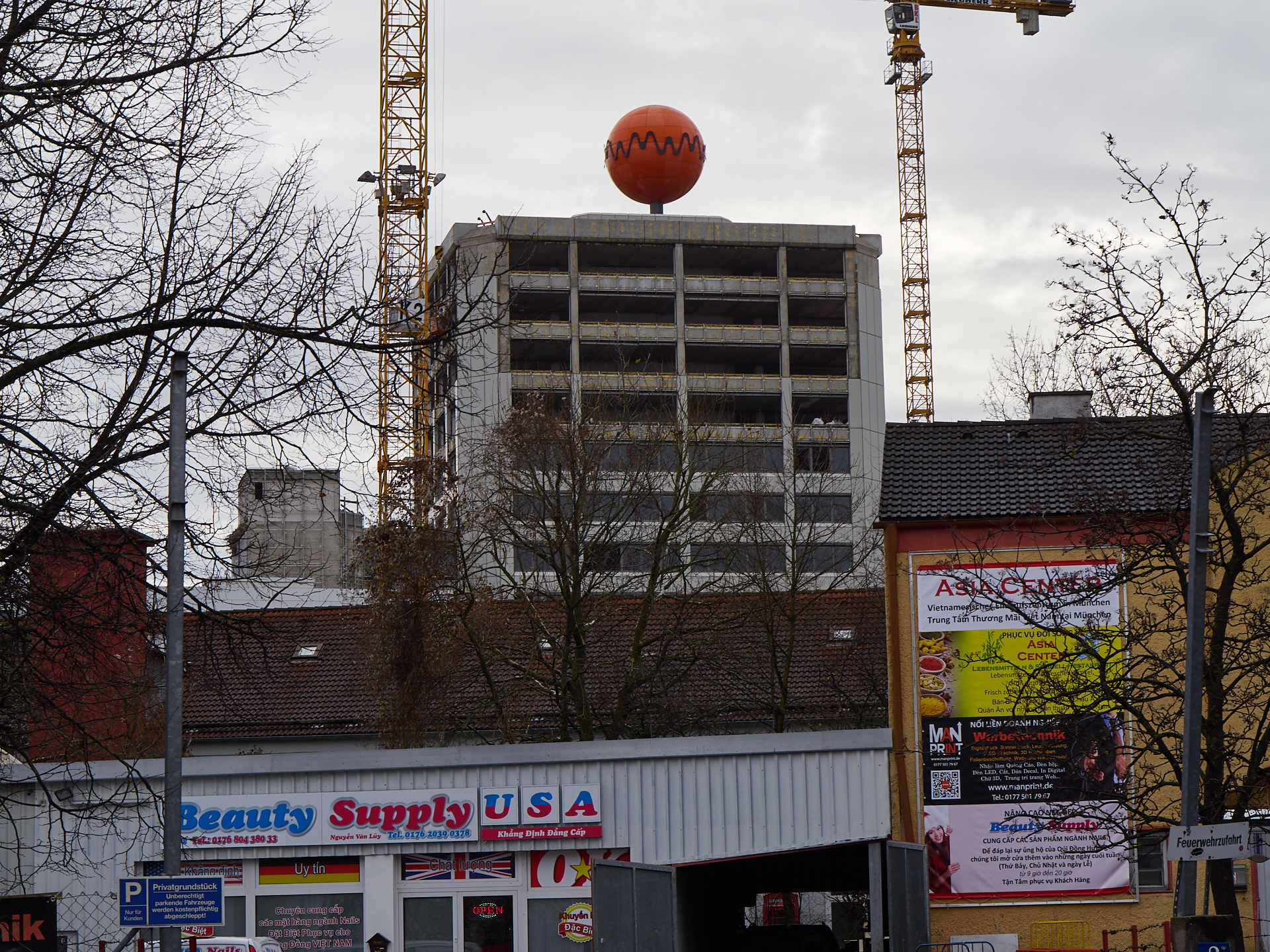 18.12.2018 - Die Fassaden am ATLAS Bürohochhaus wird entfernt