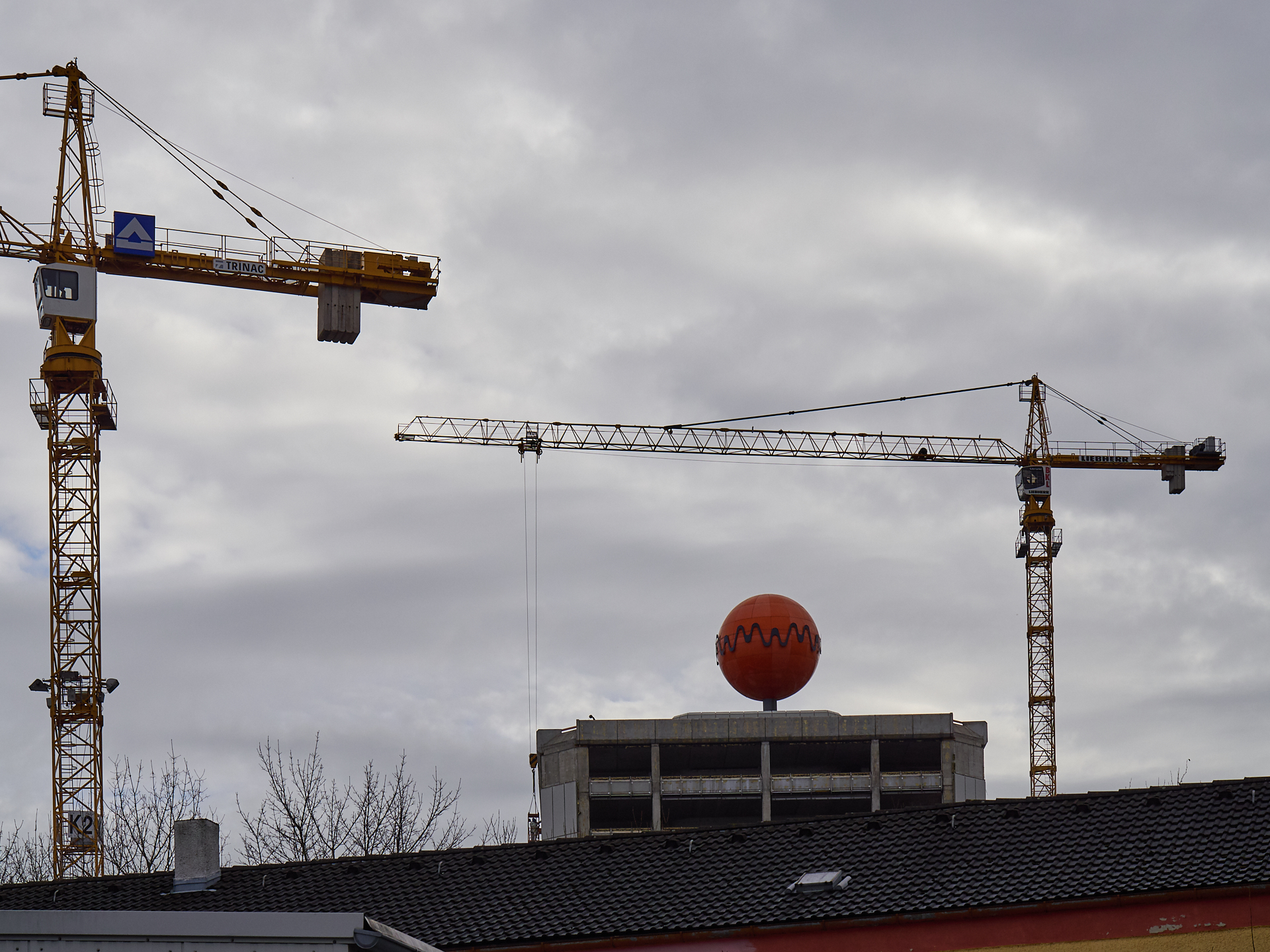 18.12.2018 - Die Fassaden am ATLAS Bürohochhaus wird entfernt