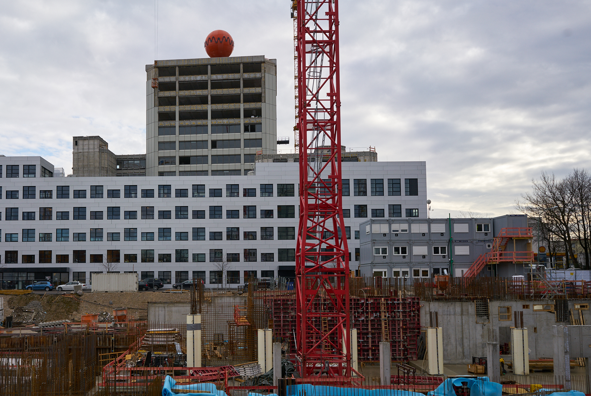 18.12.2018 - Die Fassaden am ATLAS Bürohochhaus wird entfernt