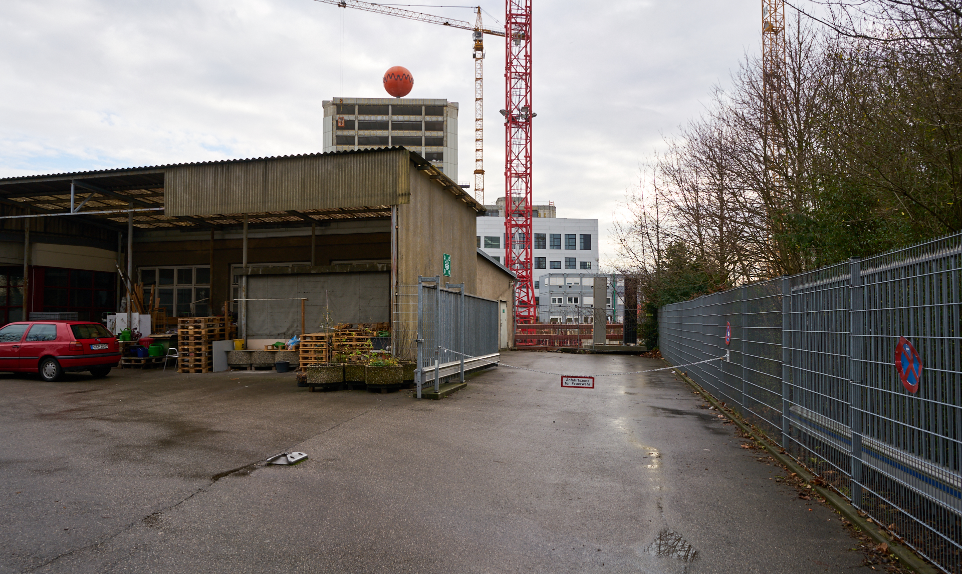 18.12.2018 - Die Fassaden am ATLAS Bürohochhaus wird entfernt