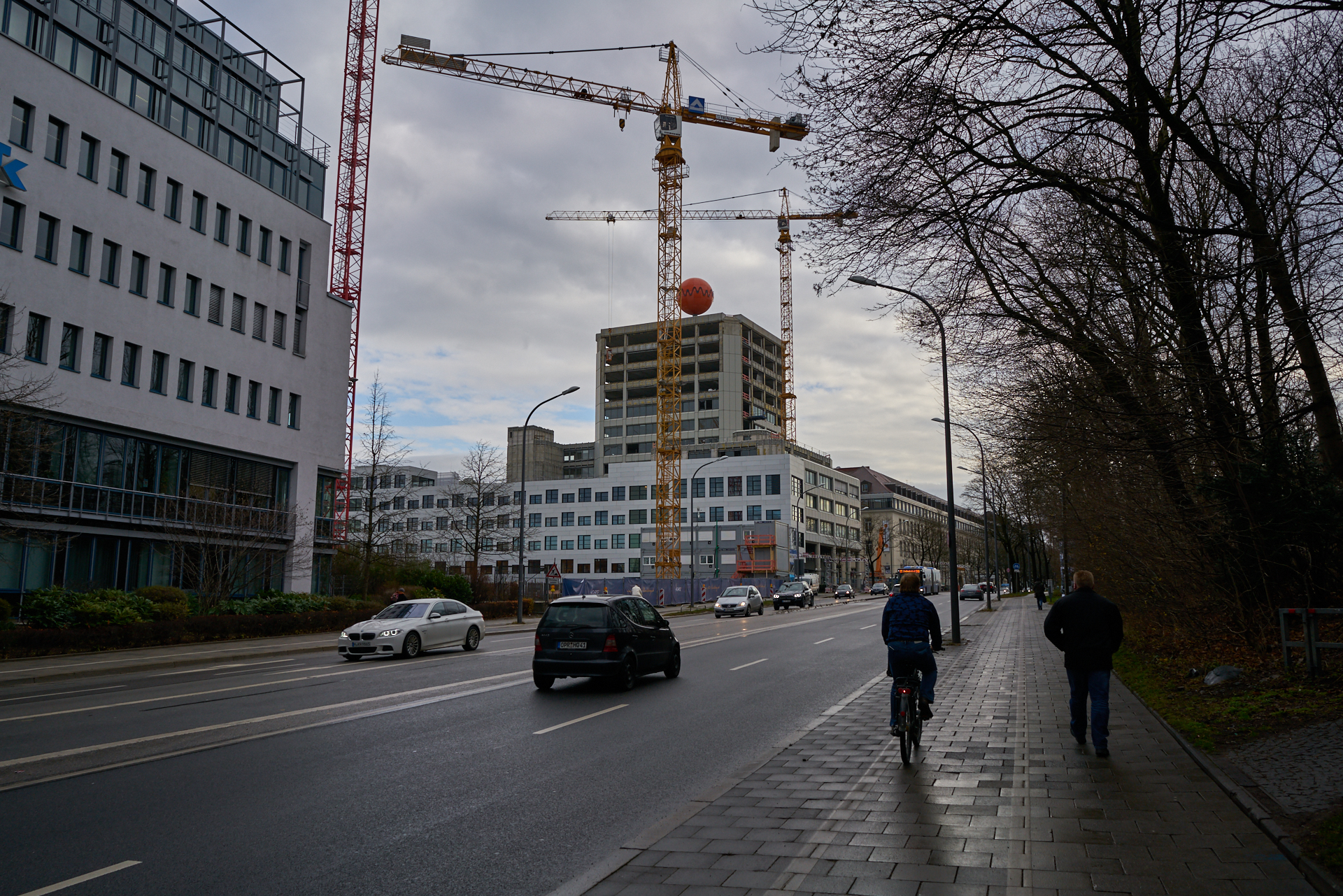 18.12.2018 - Die Fassaden am ATLAS Bürohochhaus wird entfernt