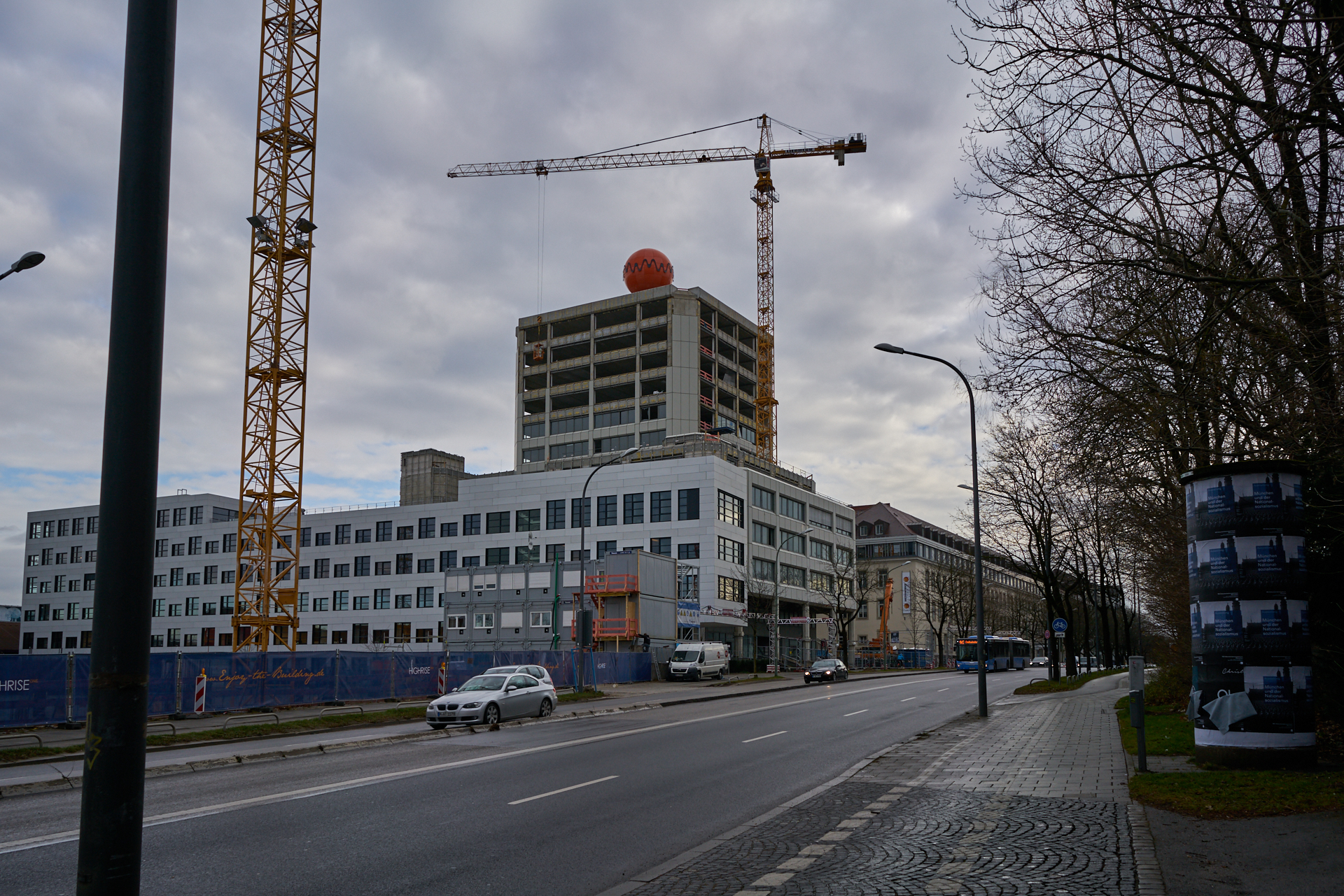 18.12.2018 - Die Fassaden am ATLAS Bürohochhaus wird entfernt