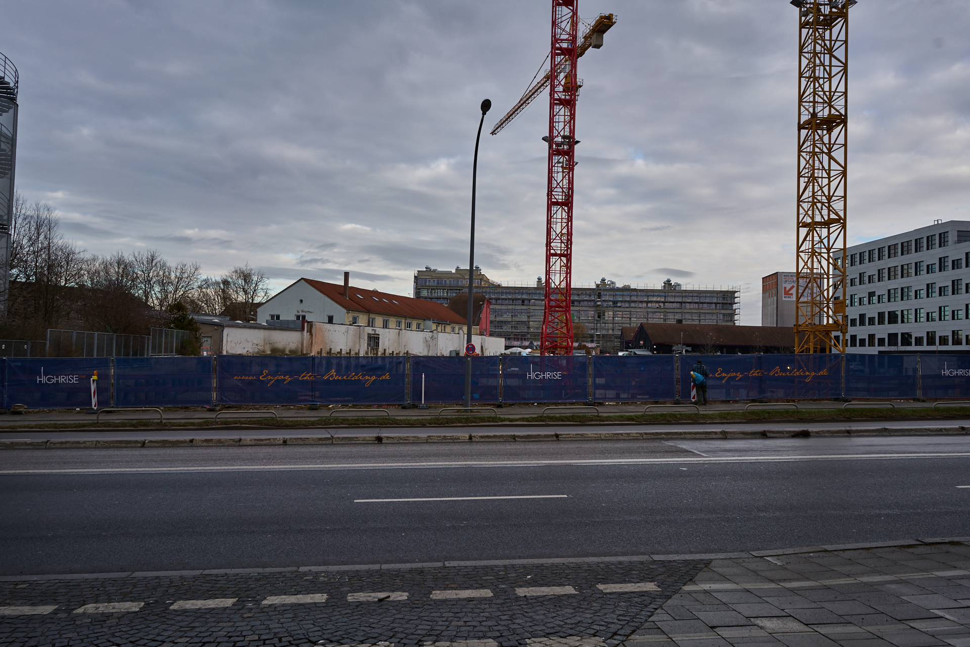18.12.2018 - Die Fassaden am ATLAS Bürohochhaus wird entfernt