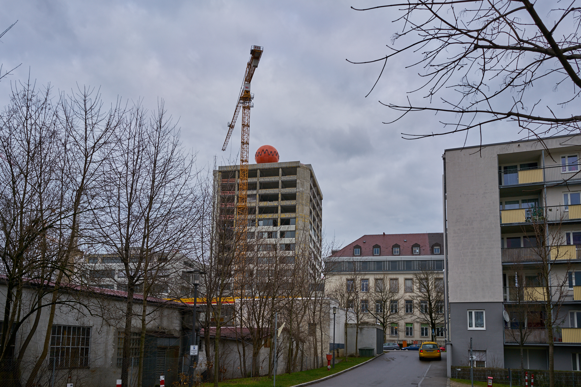 18.12.2018 - Die Fassaden am ATLAS Bürohochhaus wird entfernt