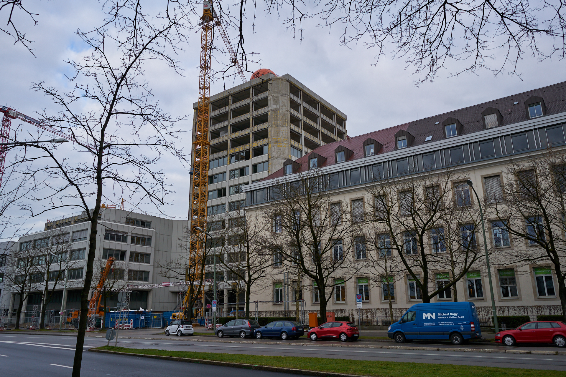 18.12.2018 - Die Fassaden am ATLAS Bürohochhaus wird entfernt