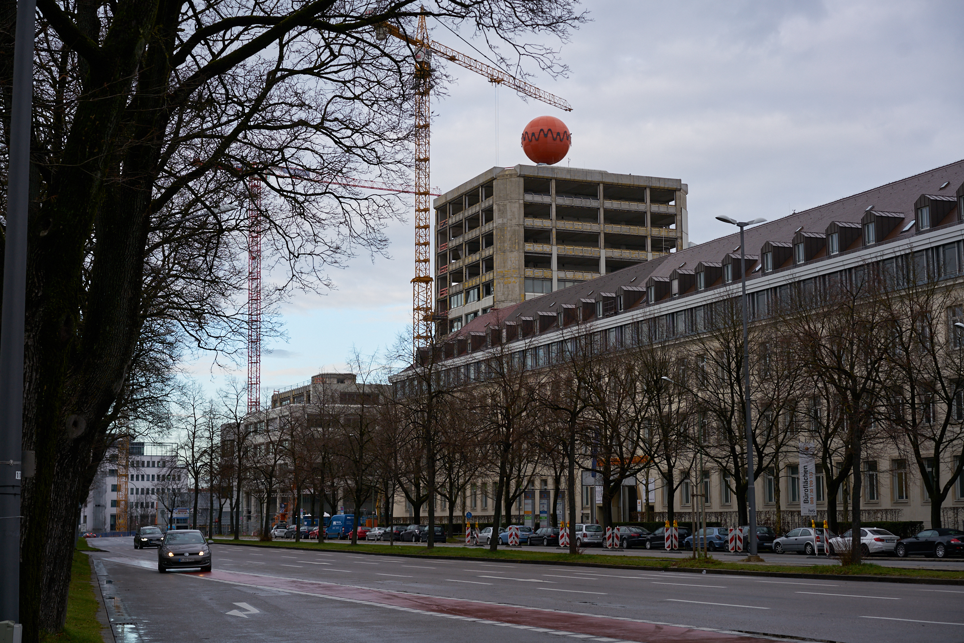 18.12.2018 - Die Fassaden am ATLAS Bürohochhaus wird entfernt
