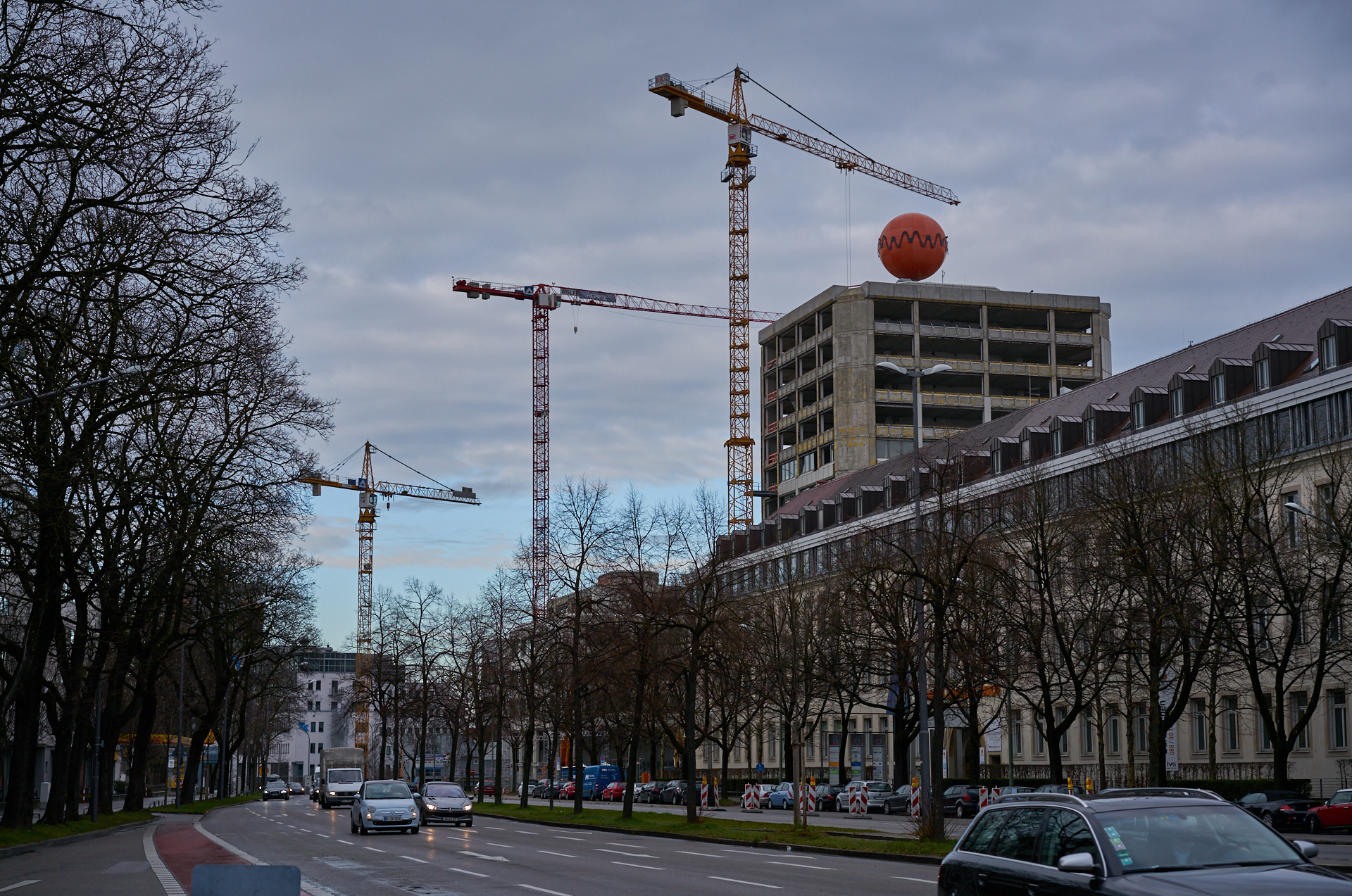 18.12.2018 - Die Fassaden am ATLAS Bürohochhaus wird entfernt