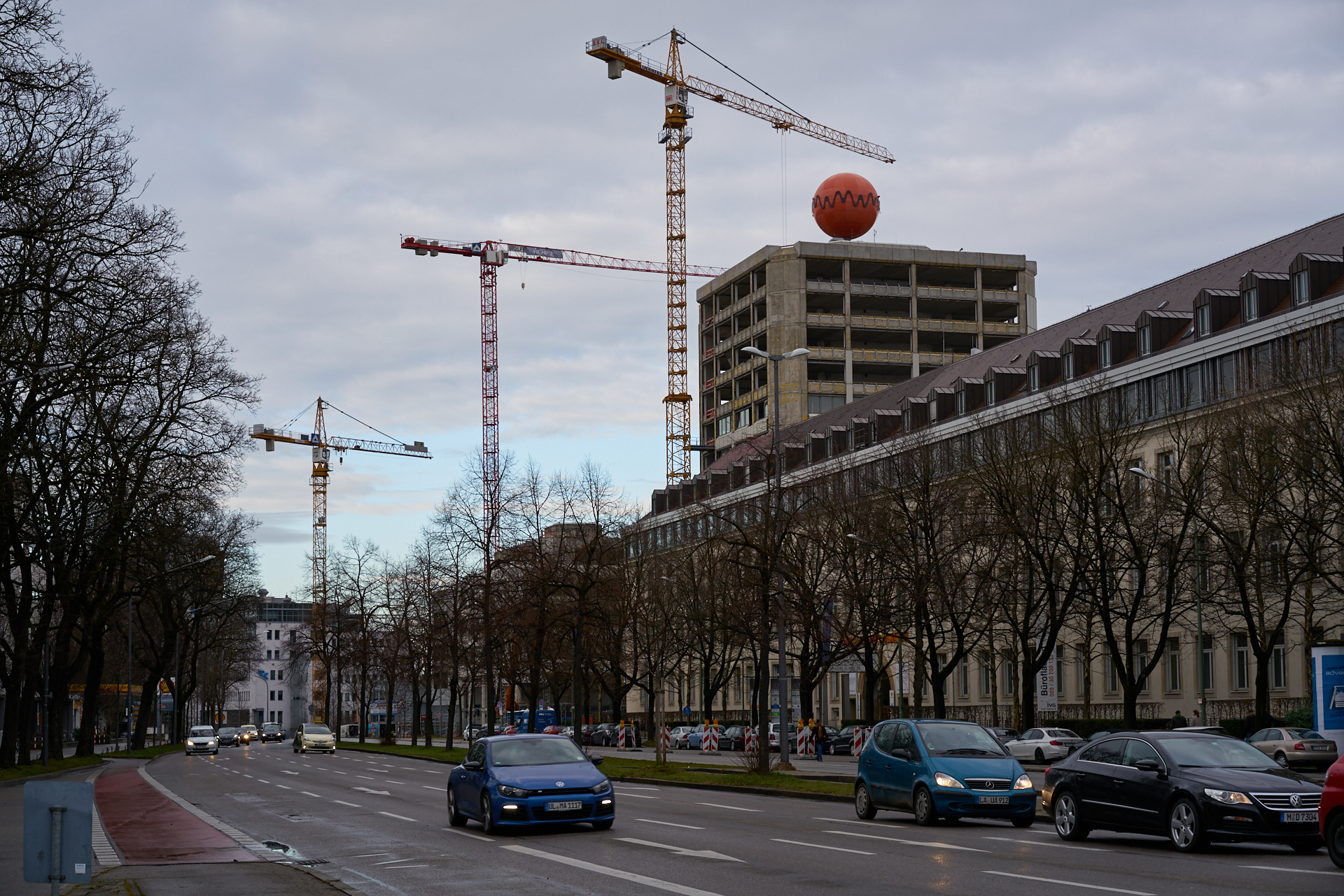 18.12.2018 - Die Fassaden am ATLAS Bürohochhaus wird entfernt