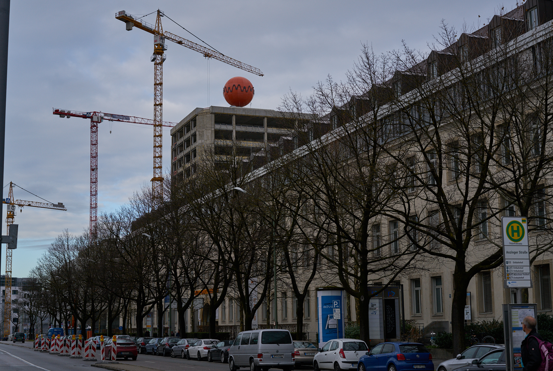 18.12.2018 - Die Fassaden am ATLAS Bürohochhaus wird entfernt