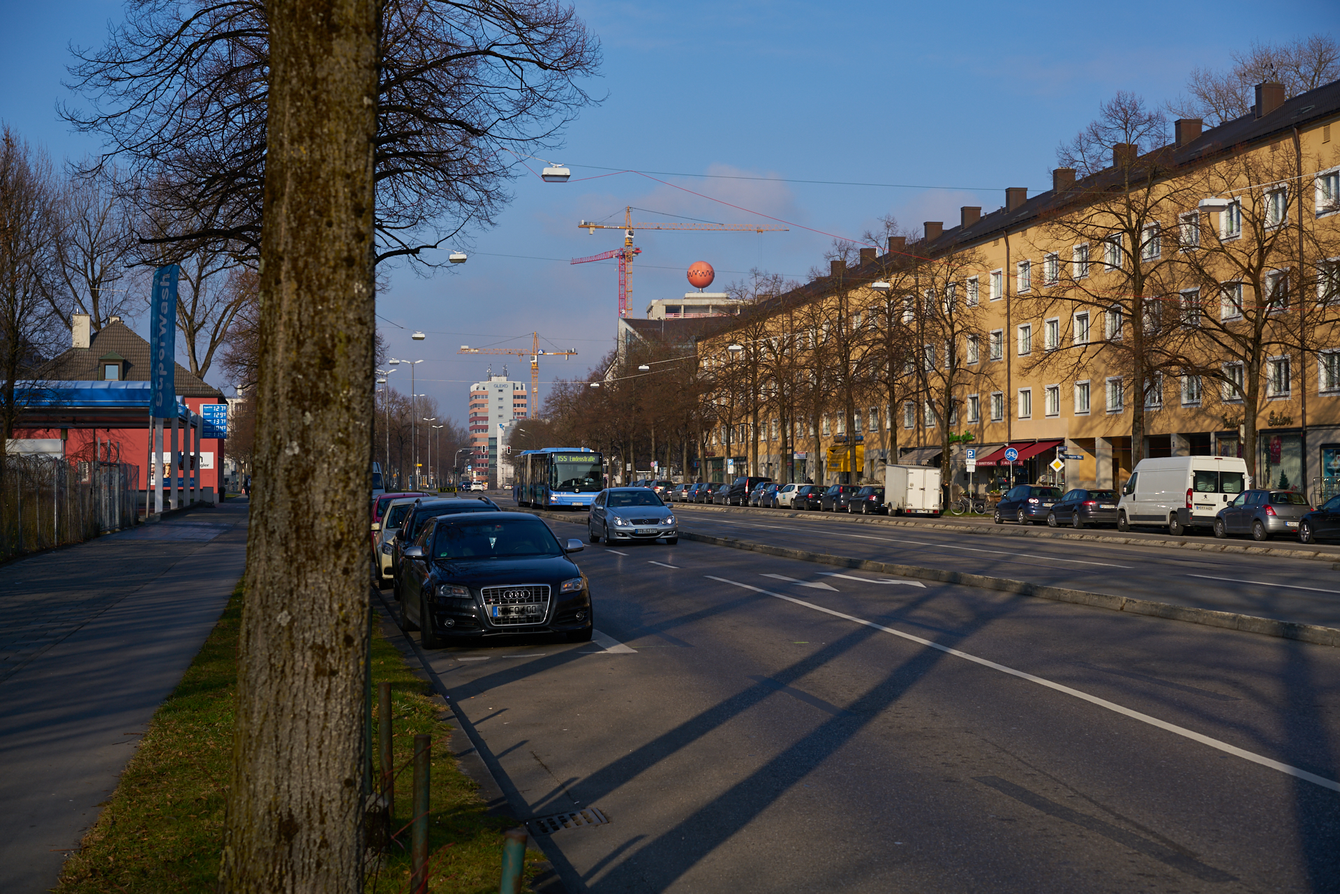 30.12.2016 - Fast vollständig ist die Fassade am ATLAS entfernt
