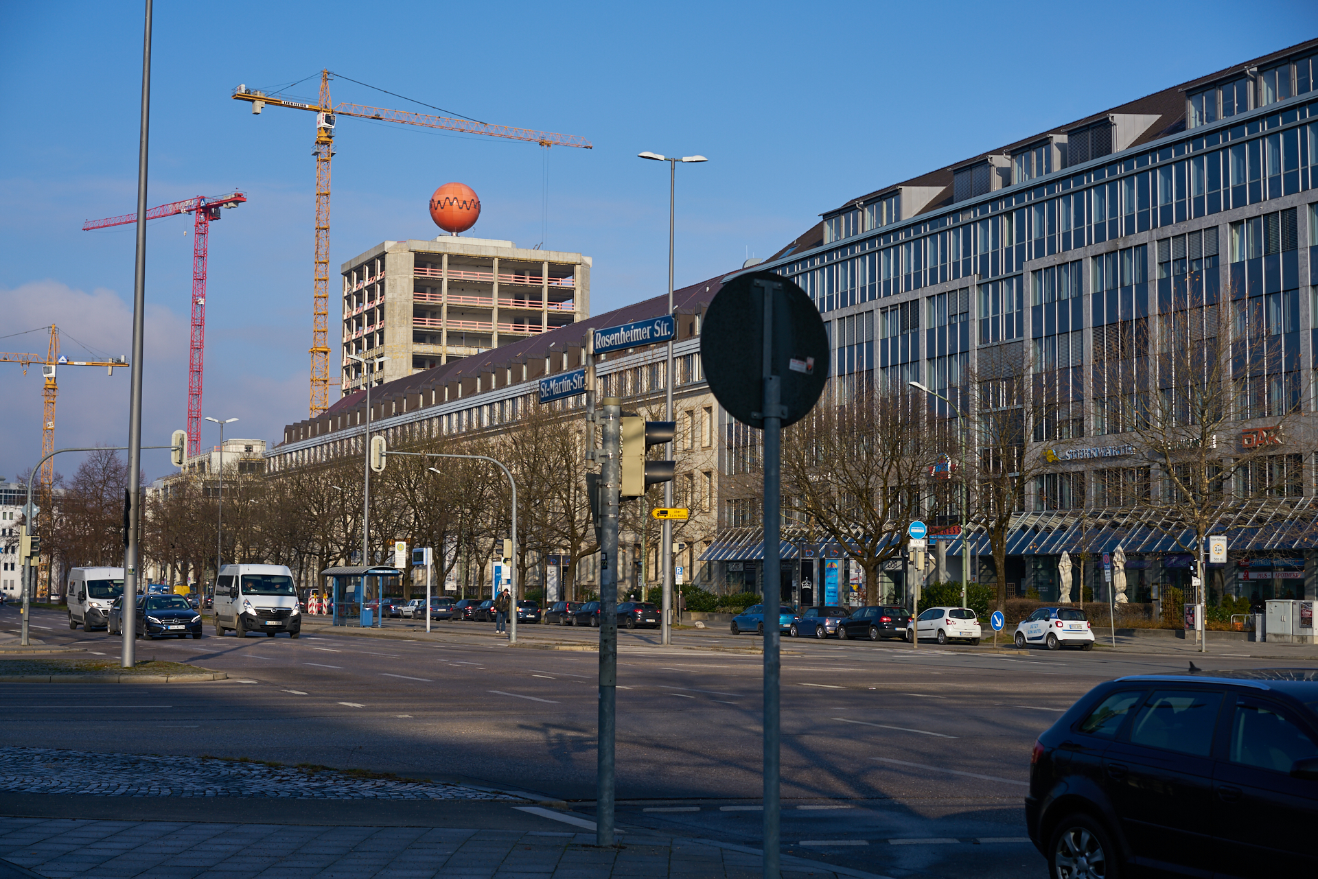 30.12.2016 - Fast vollständig ist die Fassade am ATLAS entfernt