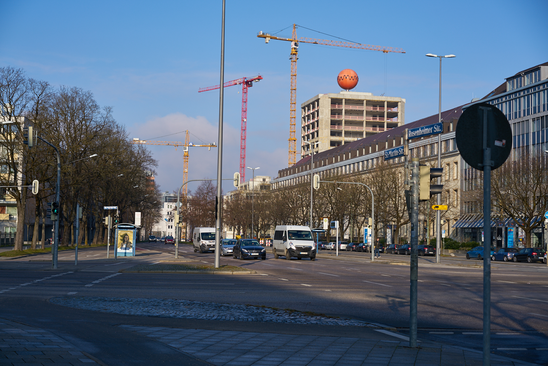 30.12.2016 - Fast vollständig ist die Fassade am ATLAS entfernt