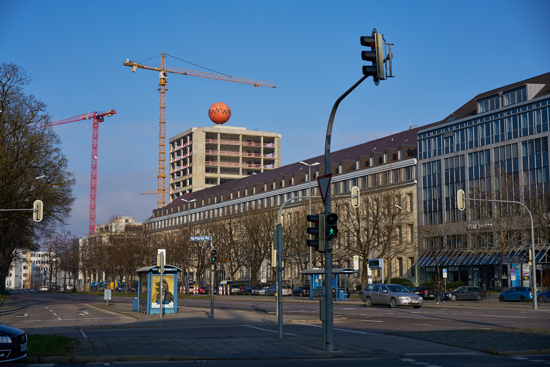 30.12.2016 - Fast vollständig ist die Fassade am ATLAS entfernt