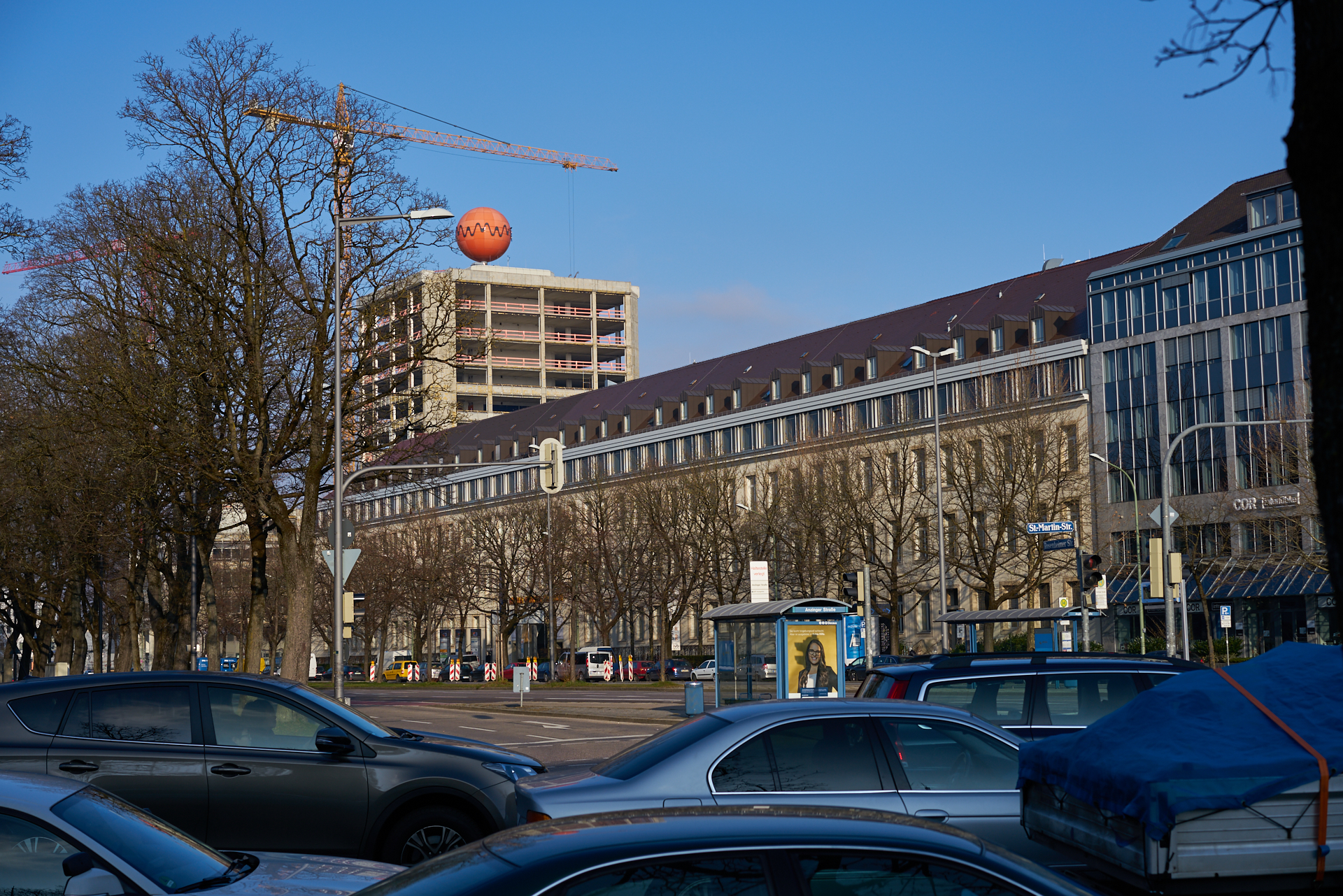 30.12.2016 - Fast vollständig ist die Fassade am ATLAS entfernt
