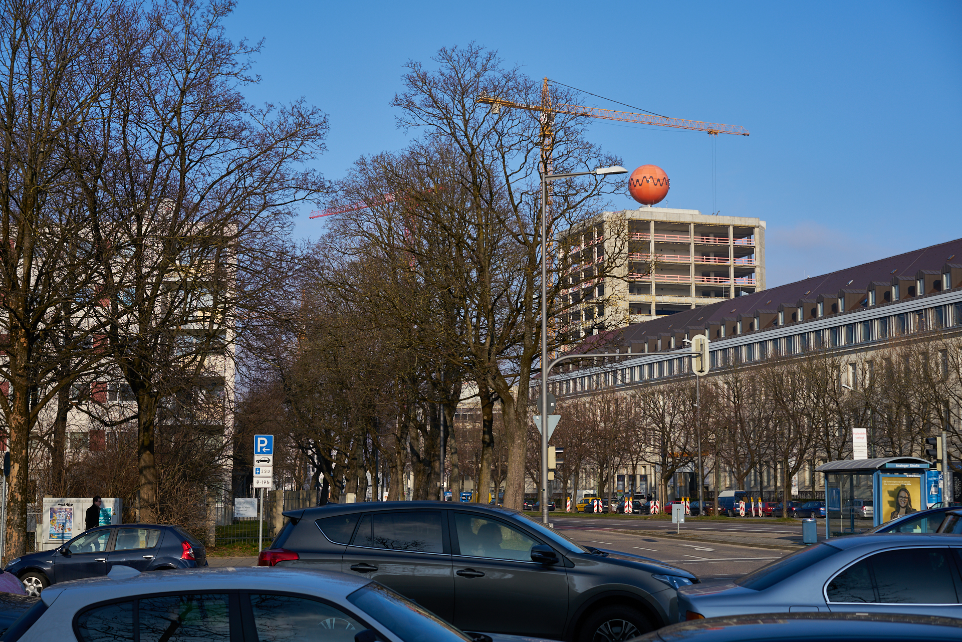30.12.2016 - Fast vollständig ist die Fassade am ATLAS entfernt