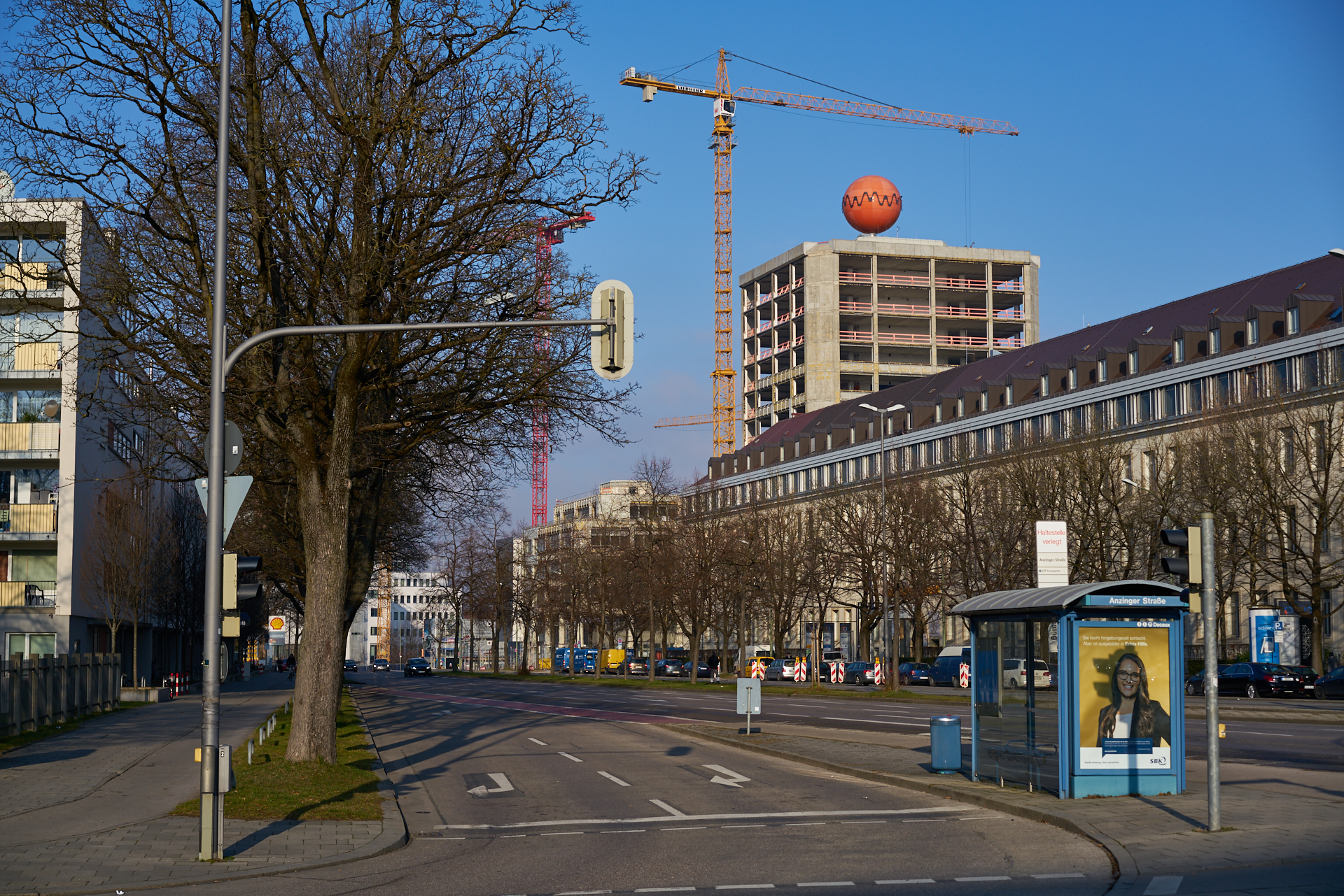 30.12.2016 - Fast vollständig ist die Fassade am ATLAS entfernt