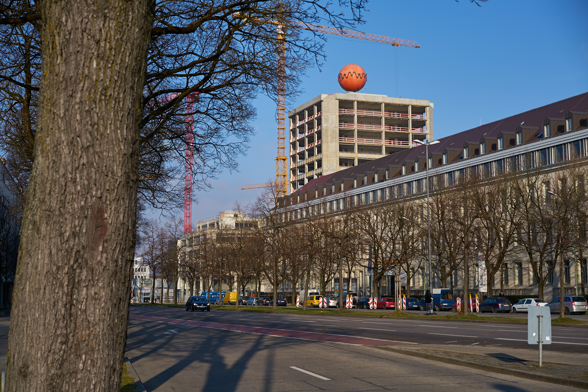 30.12.2016 - Fast vollständig ist die Fassade am ATLAS entfernt