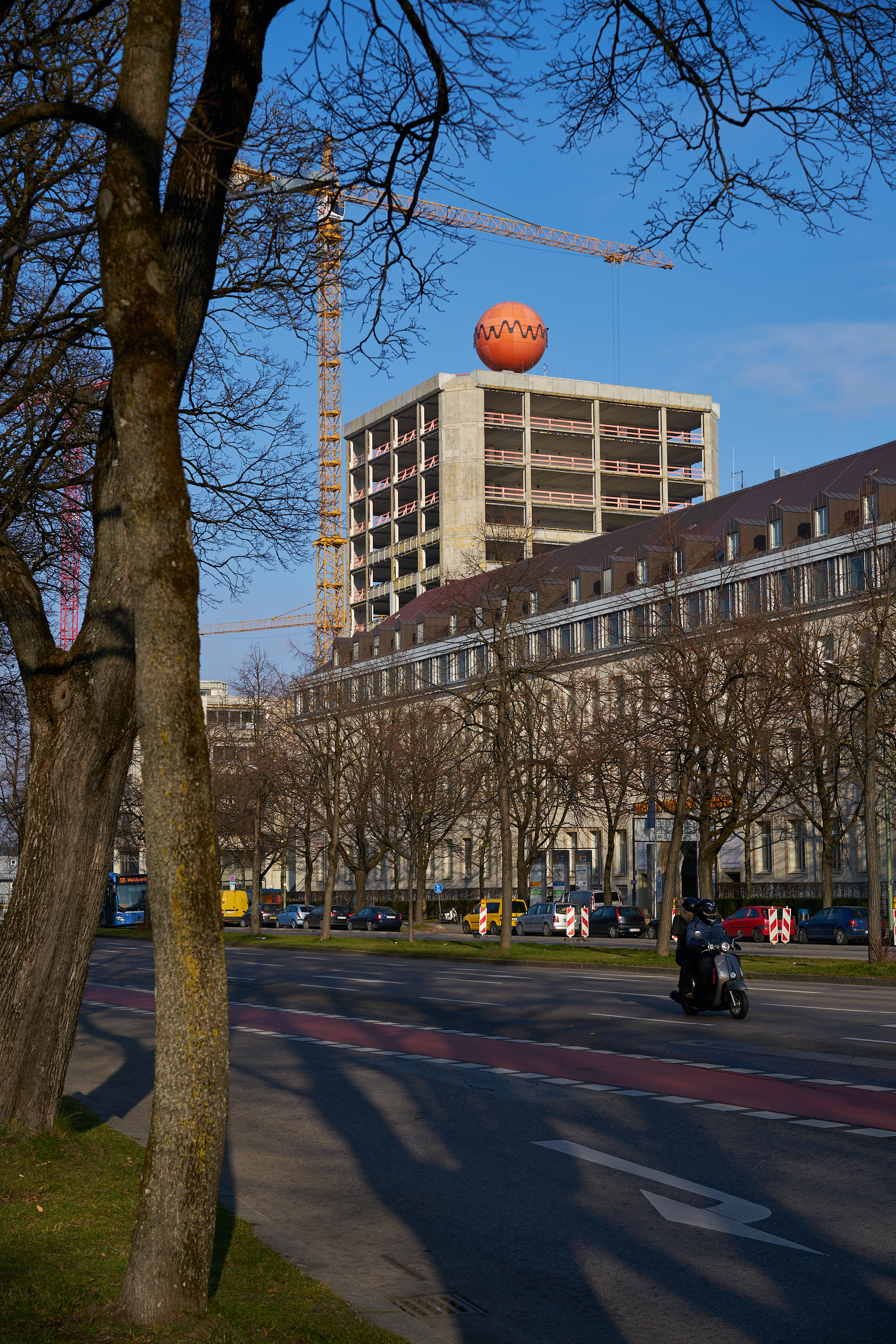 30.12.2016 - Fast vollständig ist die Fassade am ATLAS entfernt