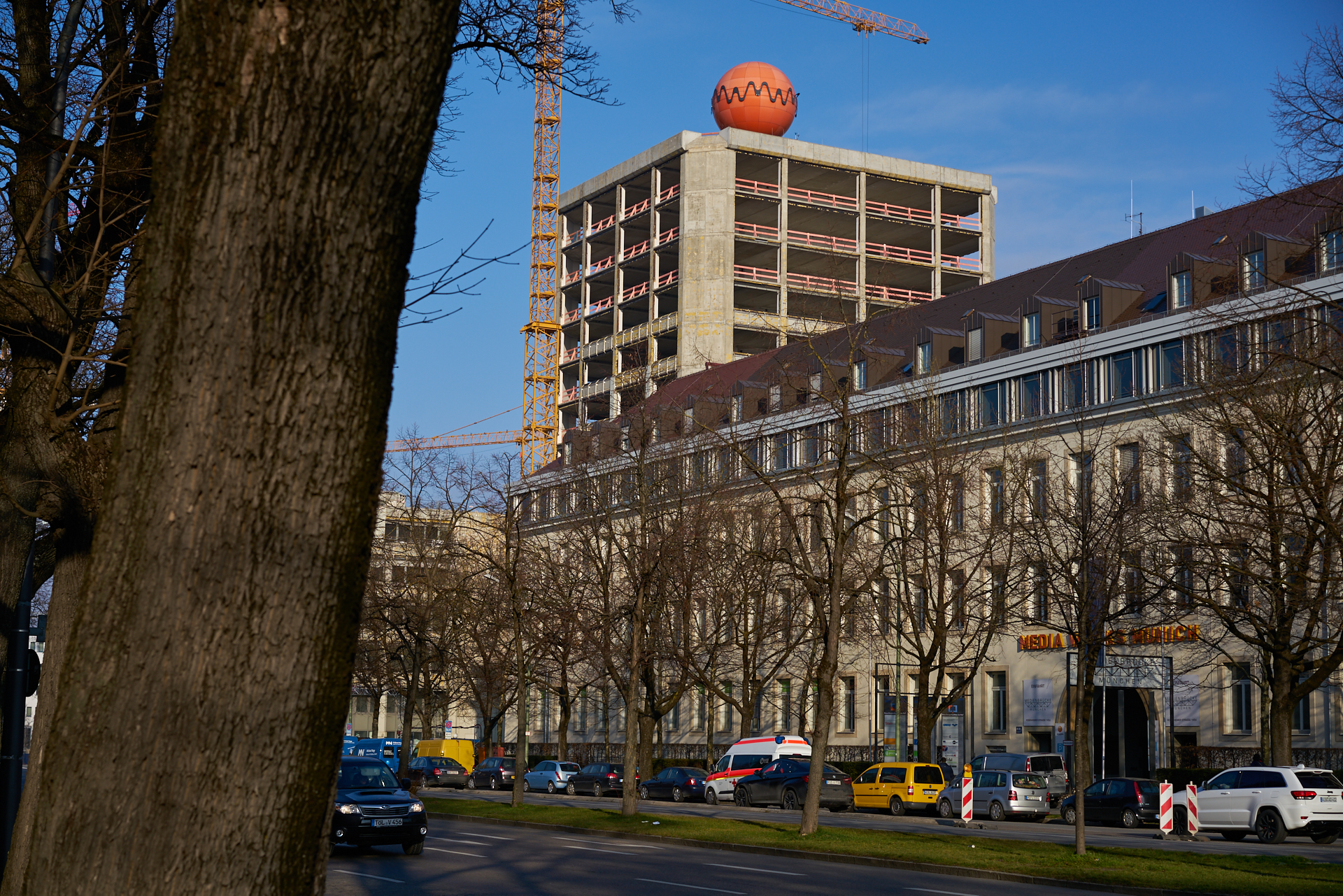 30.12.2016 - Fast vollständig ist die Fassade am ATLAS entfernt