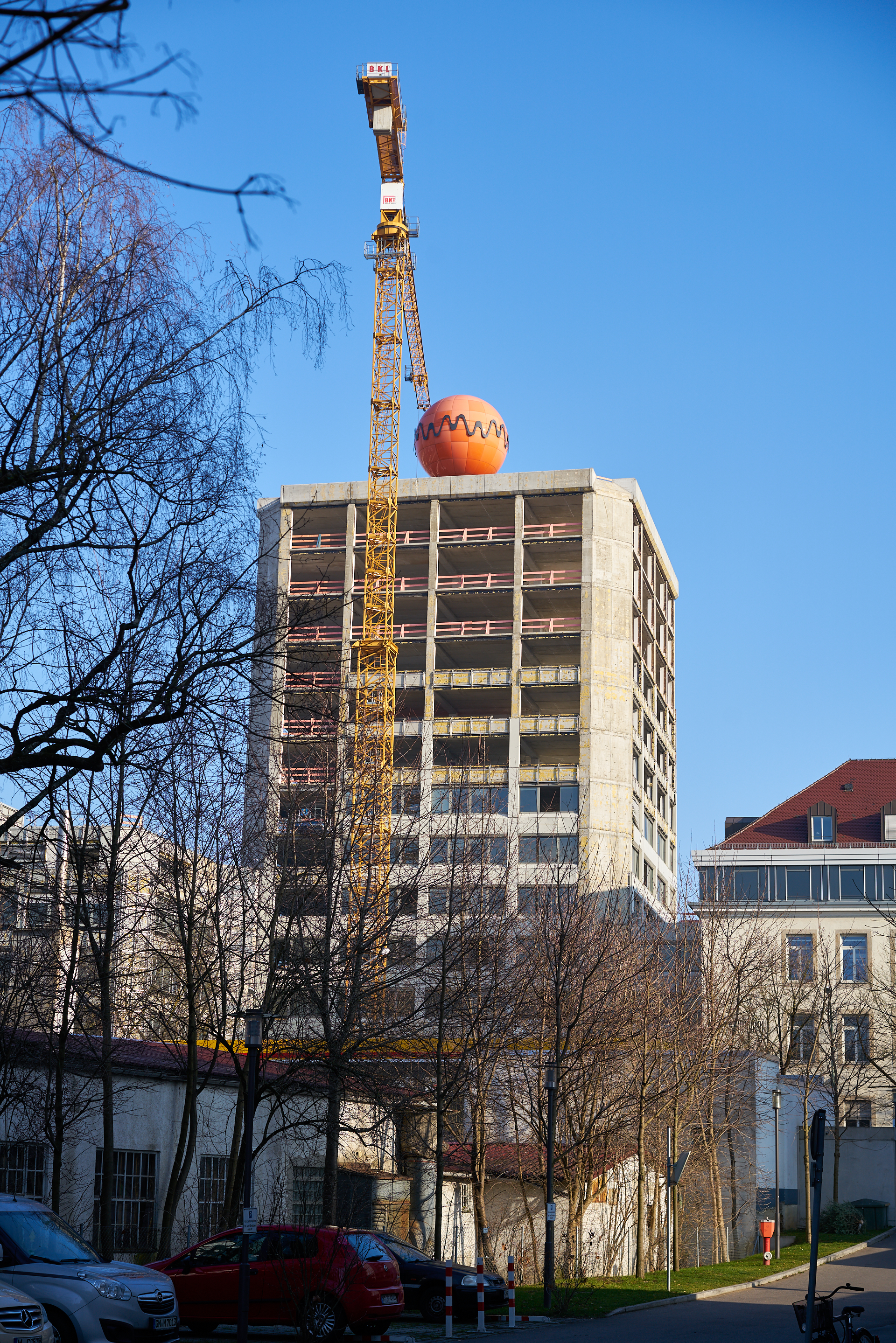 30.12.2016 - Fast vollständig ist die Fassade am ATLAS entfernt