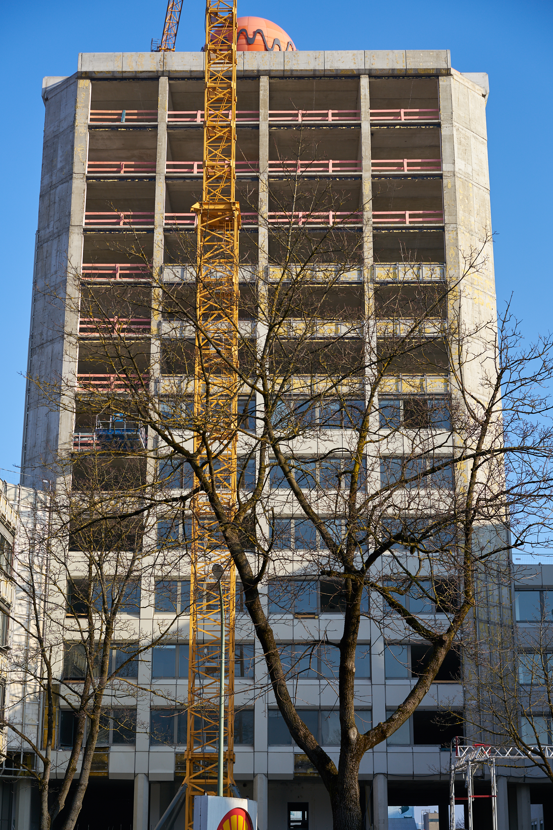30.12.2016 - Fast vollständig ist die Fassade am ATLAS entfernt