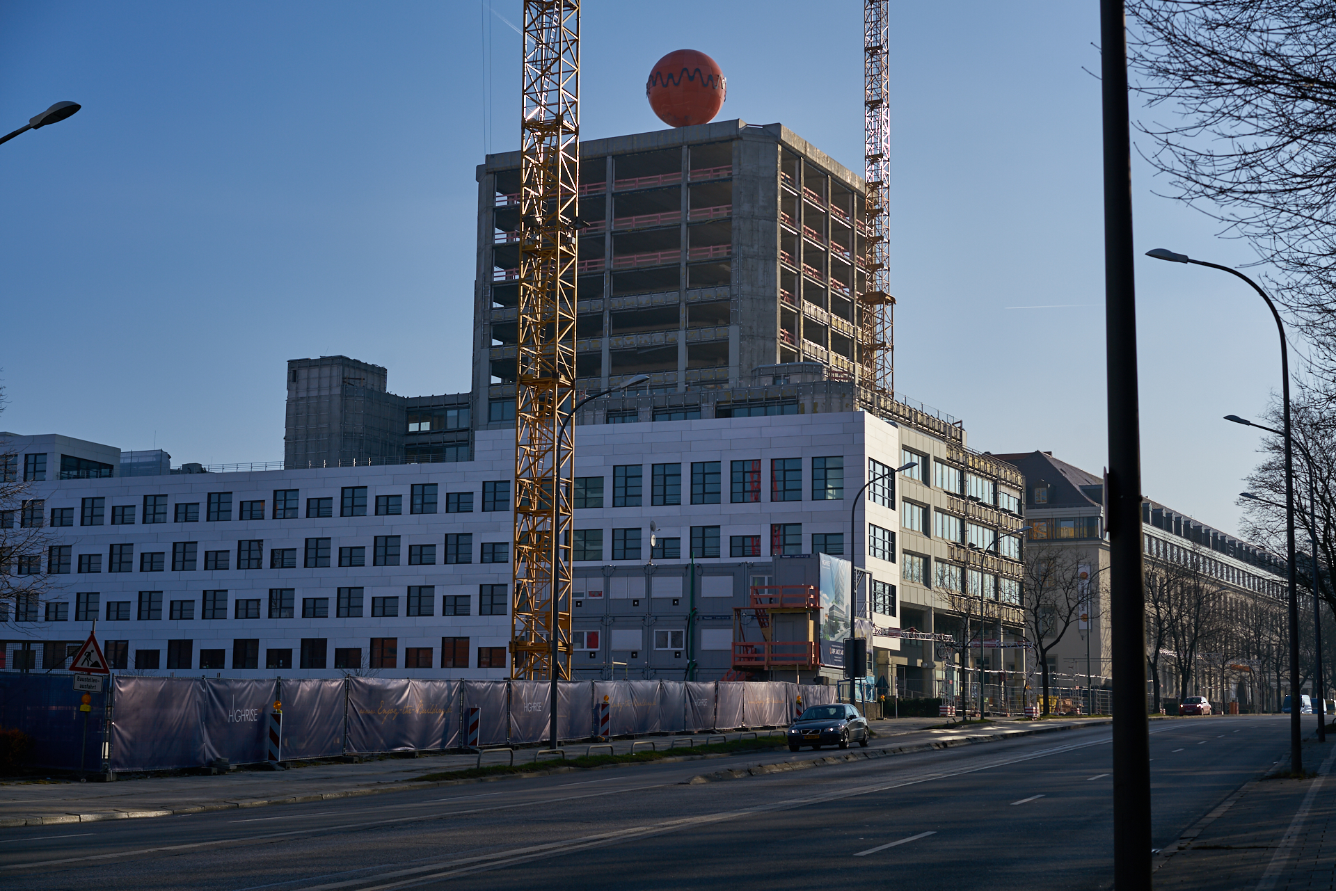 30.12.2016 - Fast vollständig ist die Fassade am ATLAS entfernt