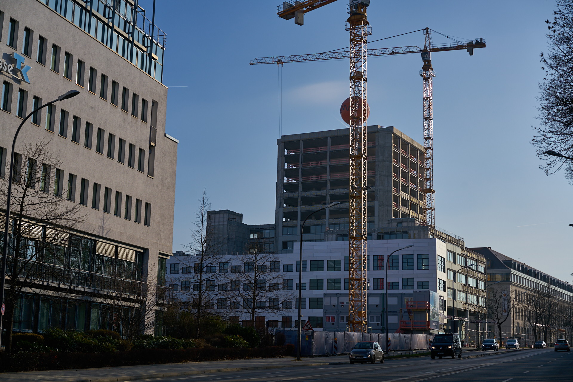 30.12.2016 - Fast vollständig ist die Fassade am ATLAS entfernt