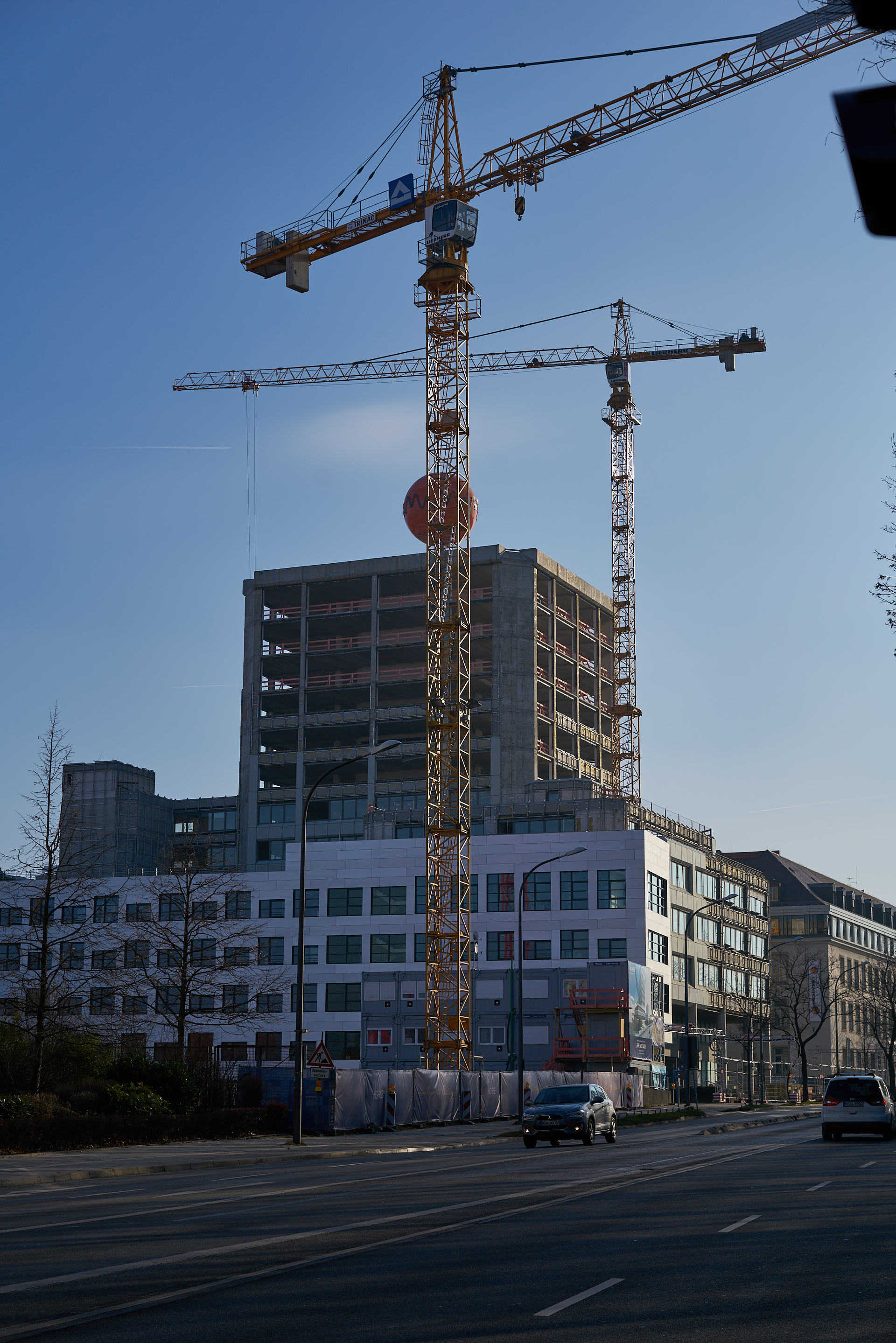 30.12.2016 - Fast vollständig ist die Fassade am ATLAS entfernt
