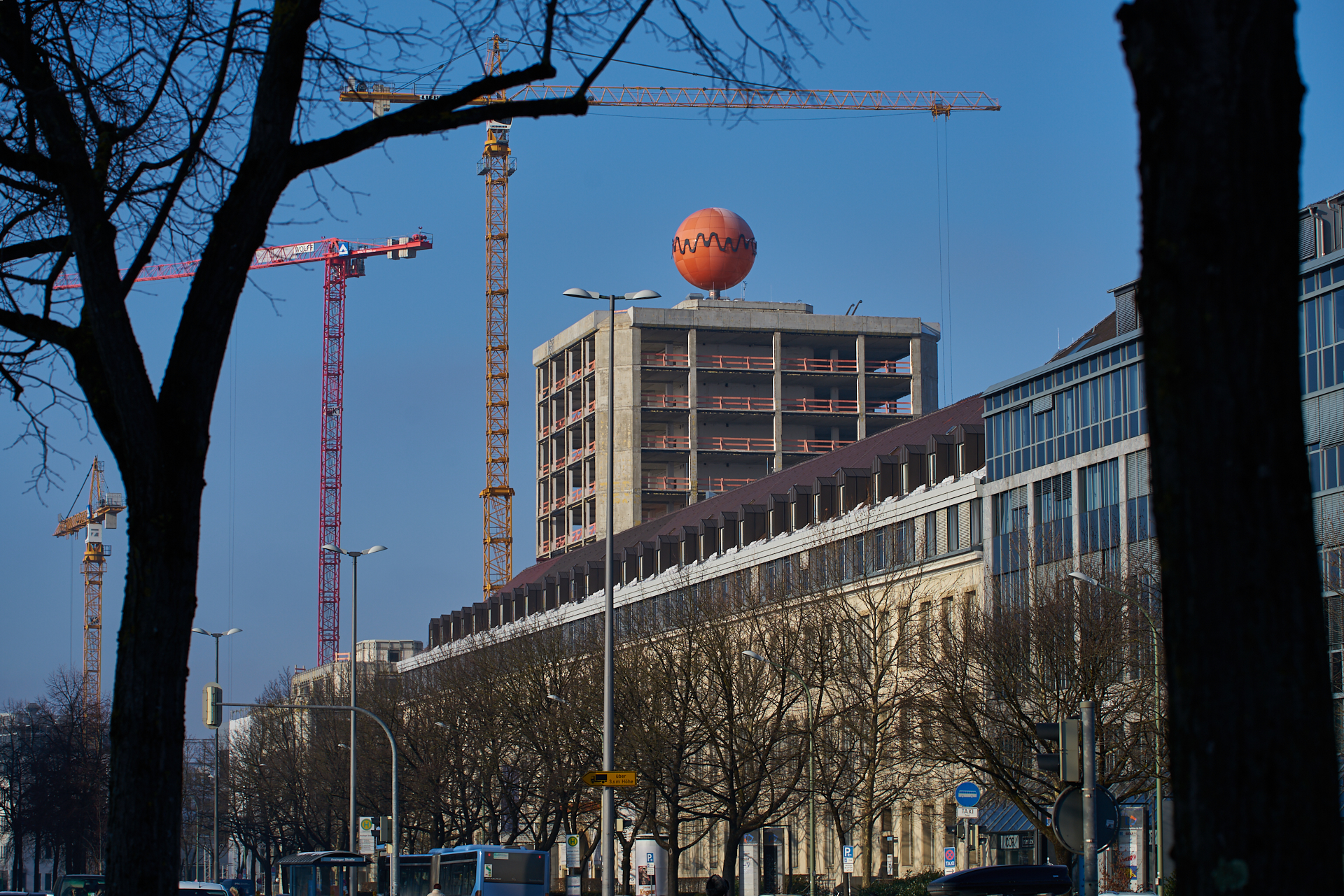 23.01.2016 - Das ATLAS Bürohochhaus entkernt und ohne Fassade