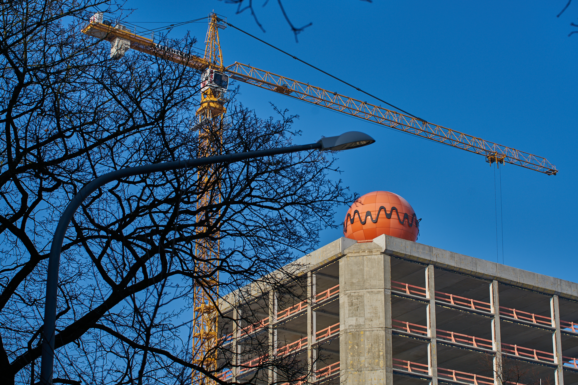 23.01.2016 - Das ATLAS Bürohochhaus entkernt und ohne Fassade